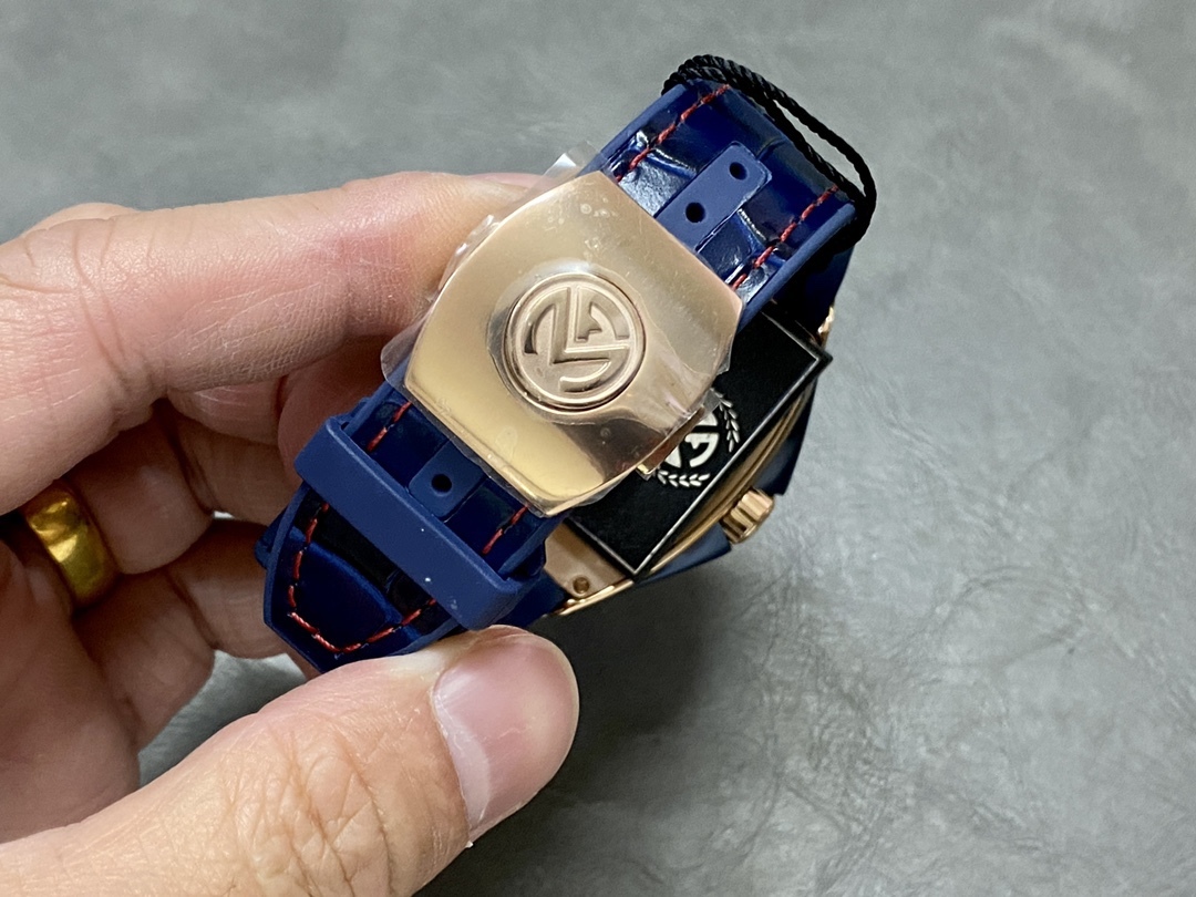 全新 V45 遊艇新款原版復刻鋼帶全新款 
ABF 法蘭克穆勒 最新款獨家定製版 Vanguard腕表 V45 CRAZY HOUR 瘋狂時間系列 比特幣特別限量版 
打破常規 將12個Art Deco式的阿拉伯數字整齊排列 定製版CZ02自動機械機芯 加裝了原先沒有的大秒針 行雲流水 更具時鐘特色 100%原版視覺效果 高級批花時針相隔4個小時 按時間順序跳躍 
原版開模1:1高端定制 三明治表殼結構 配件可以與原版通用 表殼尺寸 44*53.7mm 錶盤和皇冠使這款腕表的運動優雅和獨特美感