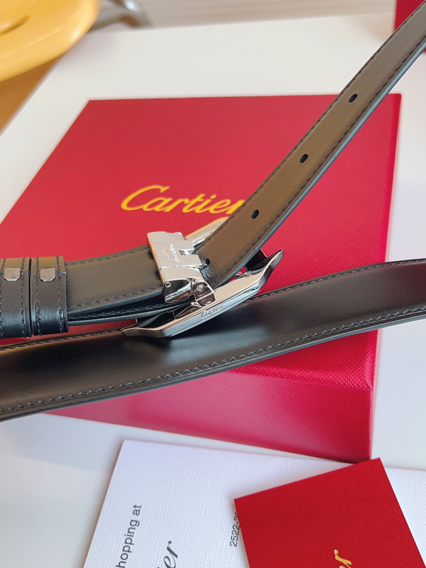 
Cartier（卡地亞）憑借匠心傑作展現與眾不同的美感，融合精湛工藝與經典設計，演繹雋永風格；瀟灑不羈，果敢獨立！此款式易搭配服飾；休閒正裝兩相宜。皮帶寬度：35mm