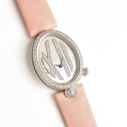 AW廠出品。那不勒斯王后系列REINE DE NAPLES[色]高品質女士瑞士石英機芯女表、
圓弧形的錶盤採用閃閃發光的白色天然母貝製成，錶盤上的羅馬數字“XII”則採用白色天然母貝製成，以細木鑲嵌工藝固定於錶盤之上。母貝材質脆弱易碎，因此在細木鑲嵌工藝中尤為棘手，可謂名副符其實的傑作。