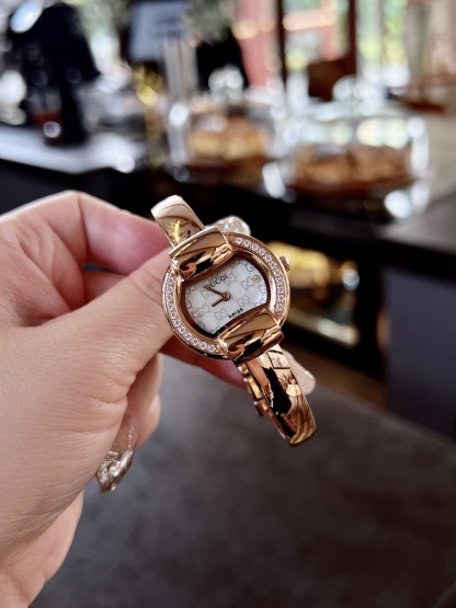 古馳
Gucci 瑞士日內瓦最新限量款升級版到貨（後蓋全新加重處理，重做原裝對版鑲鑽字面。字面鑲嵌八箭八星兩個閃亮的鋯鑽石💎，細節誠意滿滿💎區別以往老舊版本，歡迎品鑒👏👏），表徑25mm，厚度7.5mm，藍寶石玻璃，表面把頭都有經典雙G logo設計元素，非常經典，適合小手腕佩戴，小巧玲瓏，溫婉細膩