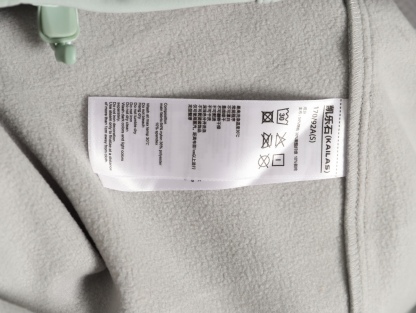 🔝KAILAS 凯乐石 M8 IC 运动户外登山徒步防风防泼保暖透气薄绒软壳拉链外套

某物在售同款 市面最好的货！ 全身压胶工艺 内里薄绒与鸟家伽马MX版型做工设计基本一致！

kailas自研科技面料 外层防风防水防冰内里采用中空保暖面料 立体薄绒 轻盈亲肤 保暖透气 有效抵挡在户外遇到的任何情况！ 前胸贴合口袋压胶 腋下一整片裁片的平车走线加压胶工艺 防止湿气冷气入侵的时候 衣服表面更加平整 大厂精湛做工 无可挑剔！
 3D风雪帽加中高帽领的设计 更有效防护颈部脸部冷风灌入且不遮挡视线