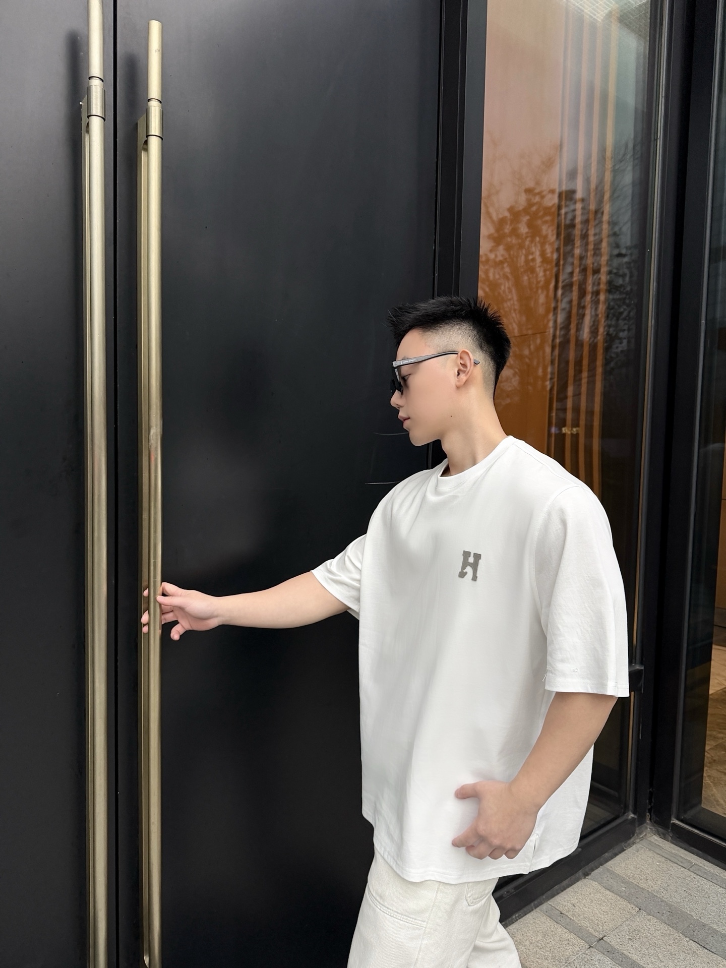 🔝HERMES愛瑪仕 真皮H字貼片短袖T恤正品購入，21支洗後維斯棉190克，1*1羅紋230克，面料拼接，模板刺繡，定制1：1真皮皮標，定制1：1商標，寬松版型
B Size：S-XL