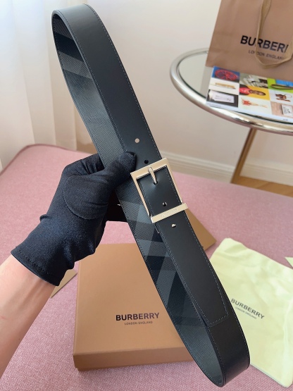 
Burberry博柏利品牌始終秉承傳統精髓，彰顯卓爾不凡的匠制工藝，優雅率性的英倫設計與銳意革新的時尚理念。3.5cm