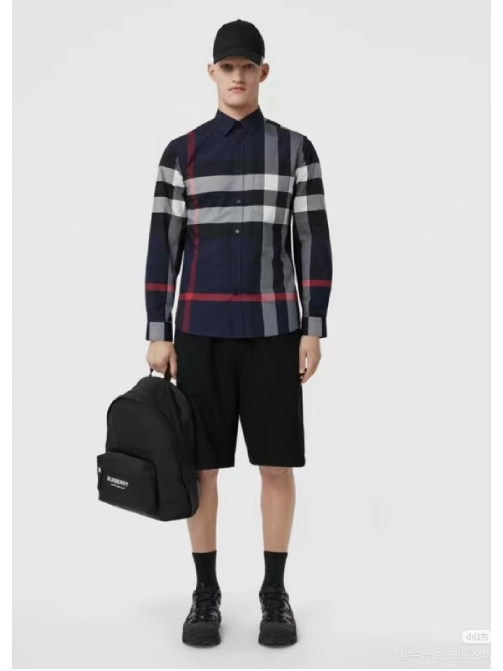 Burberry/巴寶莉 經典大格紋棉質襯衫
定制原版一致80支精梳棉單線紗，紗線全部訂染，最終確定織法，
無論是格型大小線條粗細均達到Y版水平並且布料沒有尾斜現象，
紅外線裁剪對條對格單件裁，保證大貨品質，
定制塔羅貝油封噴漆扣子自然發亮（不同市場版都是樹脂扣），裁片、領子坐領 門邊 袖口 部位加了燙薄，
全部要對格對位出成品，紅外激光定位對格取位，
每個獨立的尺碼都是定位裁片，前幅，口袋，袖子等部位都是對格對位的，
工序複製，費時費料，經典簡單氣質不失大牌，面料上身舒適柔軟卻又挺括有型，