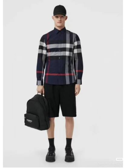 Burberry/巴寶莉 經典大格紋棉質襯衫
定制原版一致80支精梳棉單線紗，紗線全部訂染，最終確定織法，
無論是格型大小線條粗細均達到Y版水平並且布料沒有尾斜現象，
紅外線裁剪對條對格單件裁，保證大貨品質，
定制塔羅貝油封噴漆扣子自然發亮（不同市場版都是樹脂扣），裁片、領子坐領 門邊 袖口 部位加了燙薄，
全部要對格對位出成品，紅外激光定位對格取位，
每個獨立的尺碼都是定位裁片，前幅，口袋，袖子等部位都是對格對位的，
工序複製，費時費料，經典簡單氣質不失大牌，面料上身舒適柔軟卻又挺括有型，