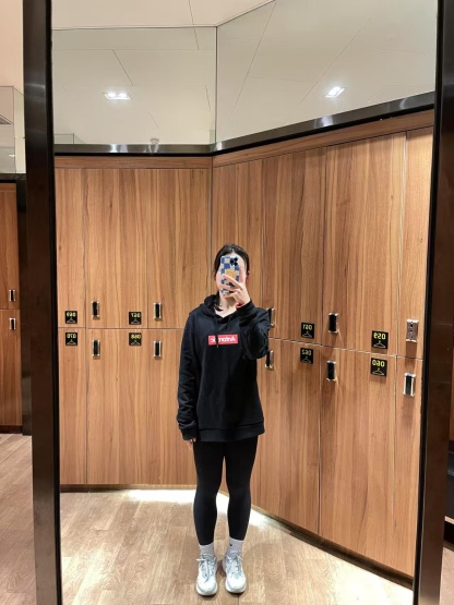 Supreme FW24 WEEK17 Box Logo Hooded Sweatshirt 胸前徽標刺繡logo口袋連帽衛衣帽衫
面料460克 高克重 面布質感強 韌性好 衣服收針處都有打套結（起到加固 久穿不變形 市面普通版本是沒有的哦） 歡迎對比 品質保證
F 尺碼：S M L XL