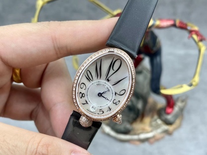 [玫瑰][玫瑰]最強 升級版 頂級 復刻女款 寶璣那不勒斯皇后系列，
【表殼】腕表尺寸分別為中號36.5x28.5毫米 
鵝卵形表殼高雅大氣，表殼外緣飾有錢幣紋。表圈和表殼周圍鑲嵌共117顆施華洛水晶（約0.99克拉）。表冠處鑲有一顆梨形晶石（約0.26克拉）
【精彩細節】
1.與原裝吻合，在表殼背部均打有貴金屬標識，效果清晰工整，彰顯腕表檔次。2.穹面玻璃，從側面看不僅有魚眼效果，還能折射鑽石帶來的璀璨光芒，更顯腕表高貴血統。
3.為了達到原裝K金質量的手感，調試了表殼內部結構的配重，做到重量與原版如出