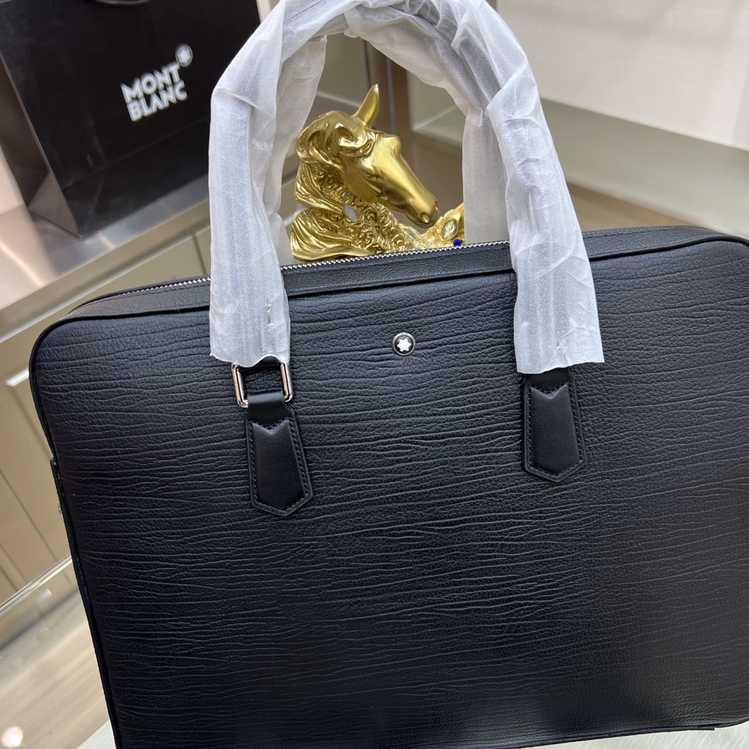 Montblanc International（萬寶龍）🔥萬寶龍新款男士公文包，採用進口頭層牛皮製作，搭配頂級五金配件，在公文包系列中實屬佼佼者。商務人士與潮流達人皆適用的款式。[色]喜歡的速度下單✅
型號：66216-1
尺寸：39-29-6.5
顏色：黑色