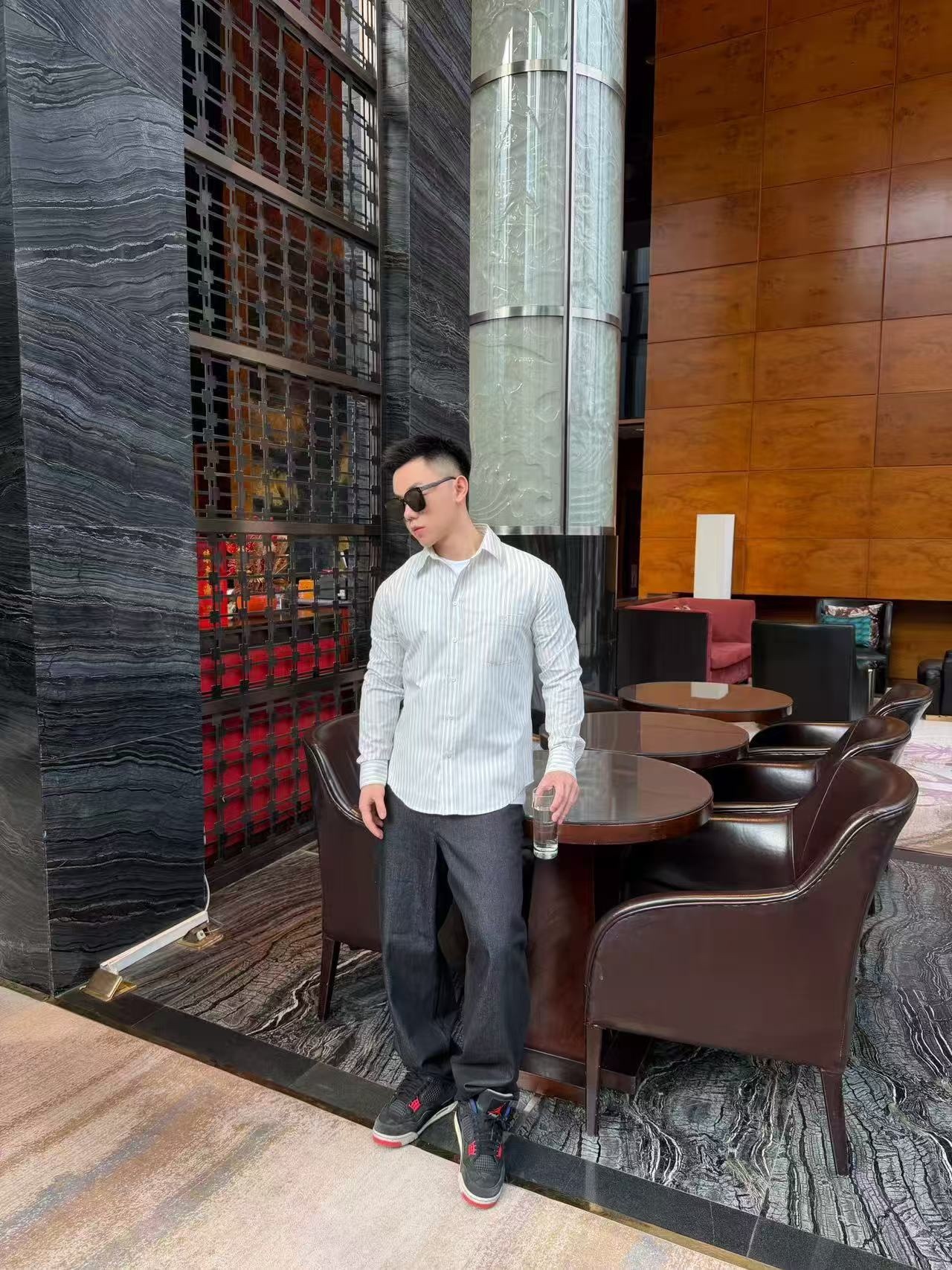 🔝CELINE賽琳CE 凱旋門竪條紋刺繡長袖襯衫
採用100%天然棉花纖維，無任何化纖混紡，從源頭確保面料的純淨度。棉纖維內部的中空結構形成天然“空氣通道”，使面料具備優異的透氣性。空氣可自由流通於纖維間隙，快速排出體表濕氣與熱量，即使長時間穿著也能保持乾爽，避免悶熱黏膩感。同時吸濕性遠超合成纖維。當人體出汗時，面料能迅速吸收汗液並擴散至表面，通過空氣流動加速蒸發，實現“吸濕-釋放”的動態平衡，保持肌膚乾爽舒適。
繡花機以棉線勾勒標誌，針腳細密均勻，確保線條流暢清晰，形成飽滿的立體肌理。刺繡