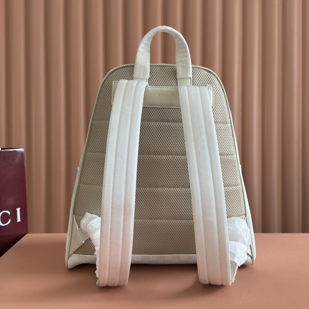 💋💋💋《配全套原廠專櫃包裝》【新品】Ophidia系列匠心選用白色配色，搭配經典廓形與新增功能性設計，甄選觸感柔軟的織物打造。這款背包以柔軟GG Supreme材質打造，匠心綴飾雙G標識和紅綠織帶細節。
