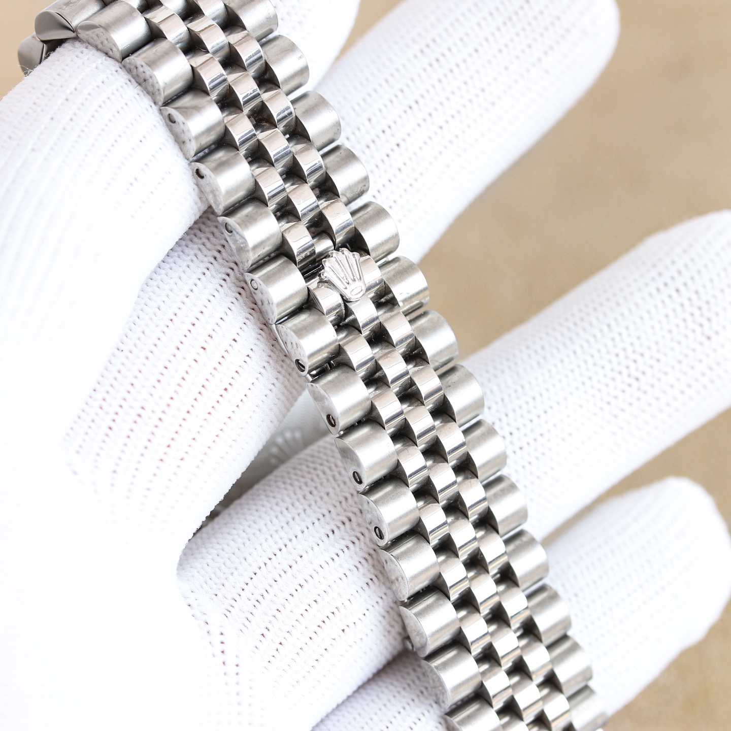 年度新款強力推薦
🔥經典日誌系列-多功能腕表🔥
防表屆最高版本⌚️勞力士⌚️ 複雜系列六針男表[愛心]爆款[愛心] 多功能腕表。
1⃣️搭載原裝進口9100星期月份月相動能功能機芯機械表！
2⃣️錶盤上採用經典獨家高級奢華稜紋 突顯出這款腕表的華貴氣質[呲牙]
3⃣️錶帶採用進口316鋼帶腕表！
4⃣️表鏡採用雙卜藍寶石鏡面！
5⃣️透視底蓋！
6⃣️直徑41毫米，厚度10毫米！
腕表功能匯集星期/月份/日期/月亮/太陽等功能於一身，最佳男士商務腕表真正的標配！為高端腕表的代表之作！
榮譽出品