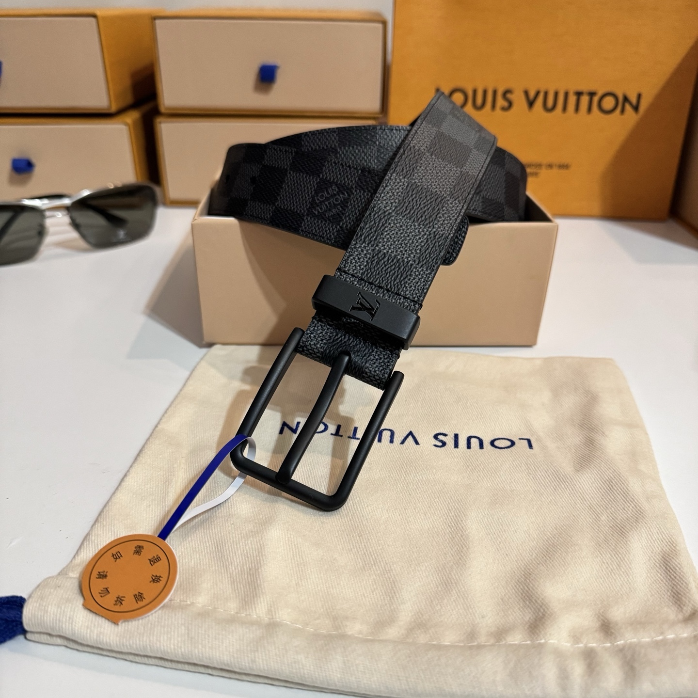 
寬度：3.5cm Frog 雙面腰帶以創意筆觸展現千禧潮流風範，巧妙致敬鄉村搖滾文化。做舊皮革令 Damier 格紋流露復古韻致，圓潤方形搭扣回溯品牌經典硬箱元素🆚