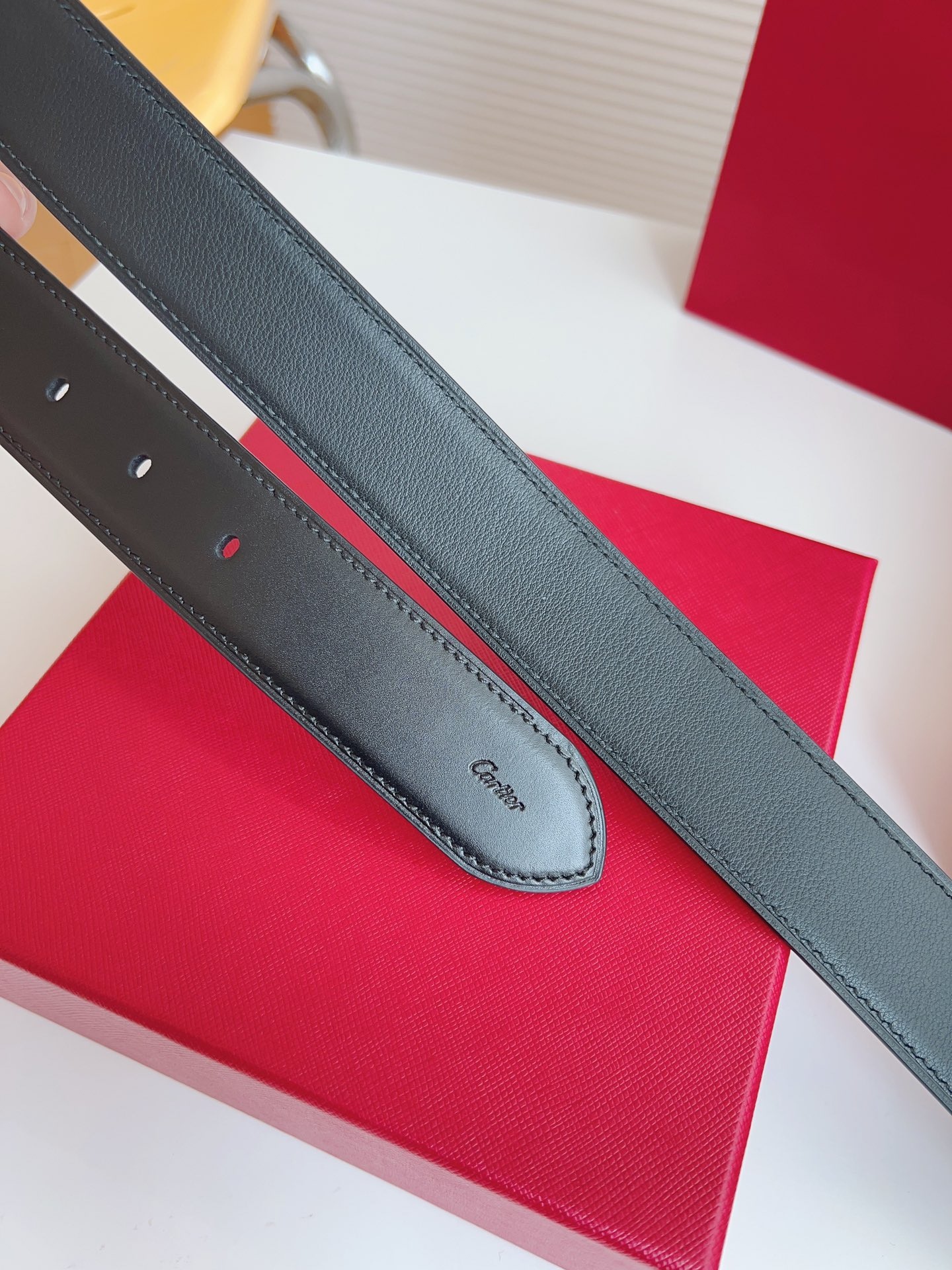 
Cartier（卡地亞）憑借匠心傑作展現與眾不同的美感，融合精湛工藝與經典設計，演繹雋永風格；瀟灑不羈，果敢獨立！此款式易搭配服飾；休閒正裝兩相宜。皮帶寬度：35mm