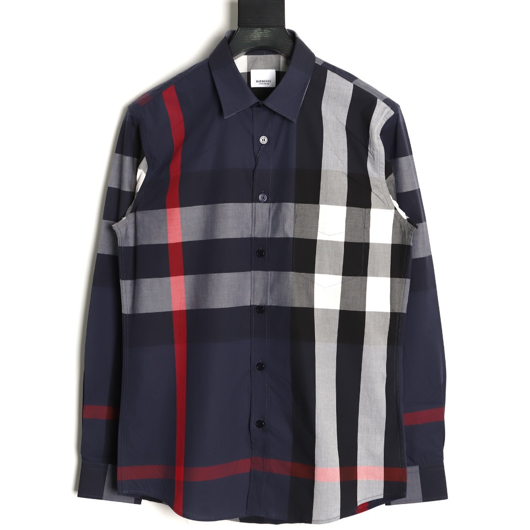 Burberry/巴寶莉 經典大格紋棉質襯衫
定制原版一致80支精梳棉單線紗，紗線全部訂染，最終確定織法，
無論是格型大小線條粗細均達到Y版水平並且布料沒有尾斜現象，
紅外線裁剪對條對格單件裁，保證大貨品質，
定制塔羅貝油封噴漆扣子自然發亮（不同市場版都是樹脂扣），裁片、領子坐領 門邊 袖口 部位加了燙薄，
全部要對格對位出成品，紅外激光定位對格取位，
每個獨立的尺碼都是定位裁片，前幅，口袋，袖子等部位都是對格對位的，
工序複製，費時費料，經典簡單氣質不失大牌，面料上身舒適柔軟卻又挺括有型，