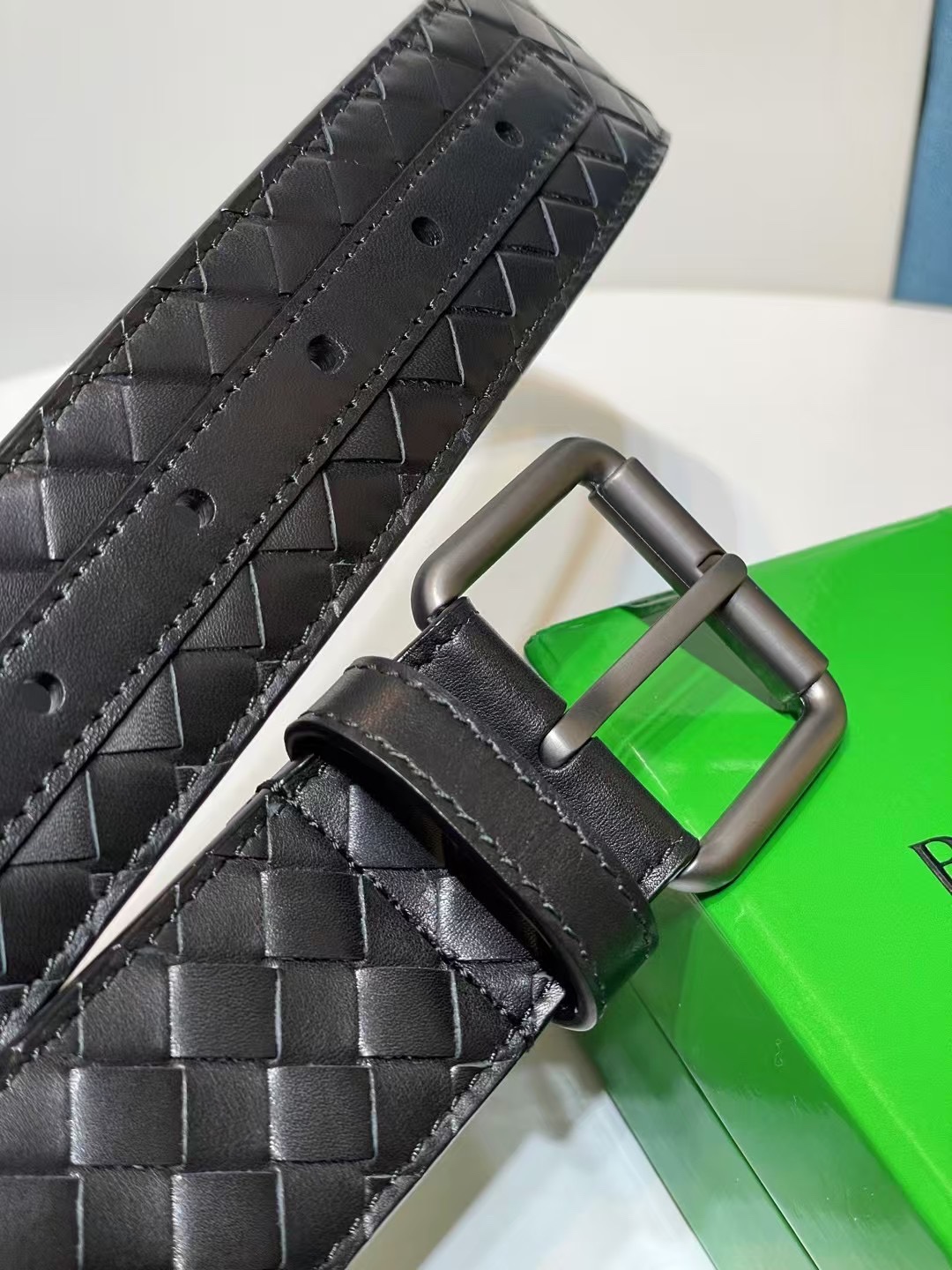 🔥🔥🆕純手工編織皮帶可為休閒裝或正裝造型增添優雅韻味，🔥是低調奢華的典範。[嘴唇]採用意大利柔軟的胎小牛皮全手工精工打造而成，錁色五金扣頭令其更顯獨特別緻、🔥[嘴唇]優雅迷人氣息。[強]4.0cm寬