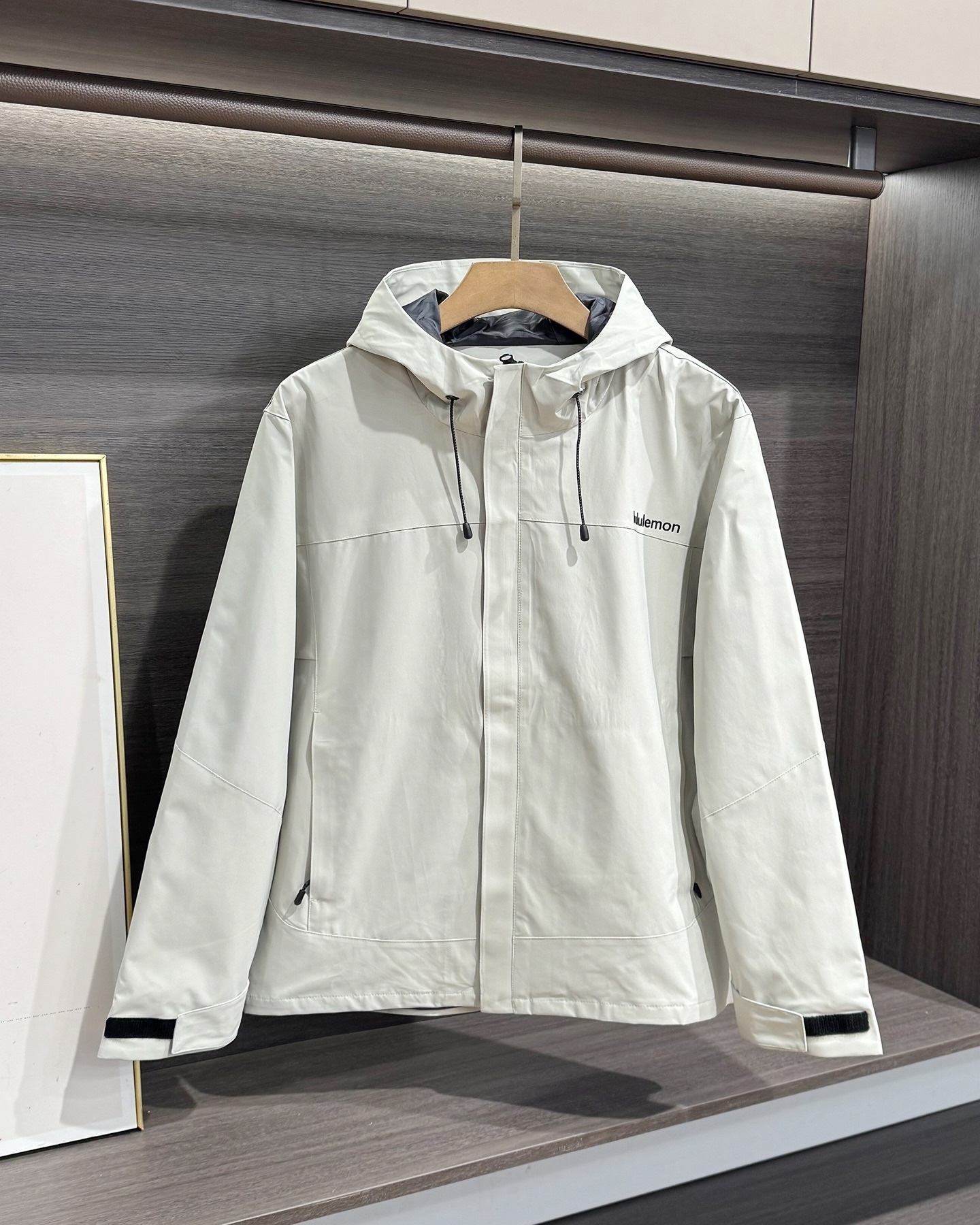 lululemon 機能衝鋒衣 | 雙緯記憶T800面料，戶外通勤全能王！
懂行的都知道，lululemon這件衝鋒衣的面料才是真·黑科技！採用雙緯記憶T800面料，防水4級以上，防風防雨、抗皺透氣、防刮耐磨，立體有型不軟塌，里料更是抗靜電布，應對乾燥天氣或特殊場所都毫無壓力！
- 防護拉滿：防潑拒水+防風鎖暖+透濕排網，暴雨天不漏水，大風天不透涼，運動時還能快速排汗，戶外徒步、通勤驟雨都能穩穩hold住。
- 細節質感：可調節抽繩連帽+隱形拉鍊口袋，胸口lululemon Logo+下擺壓印