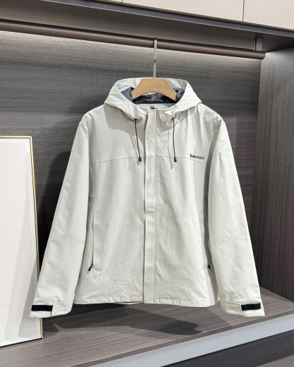 lululemon 機能衝鋒衣 | 雙緯記憶T800面料，戶外通勤全能王！
懂行的都知道，lululemon這件衝鋒衣的面料才是真·黑科技！採用雙緯記憶T800面料，防水4級以上，防風防雨、抗皺透氣、防刮耐磨，立體有型不軟塌，里料更是抗靜電布，應對乾燥天氣或特殊場所都毫無壓力！
- 防護拉滿：防潑拒水+防風鎖暖+透濕排網，暴雨天不漏水，大風天不透涼，運動時還能快速排汗，戶外徒步、通勤驟雨都能穩穩hold住。
- 細節質感：可調節抽繩連帽+隱形拉鍊口袋，胸口lululemon Logo+下擺壓印