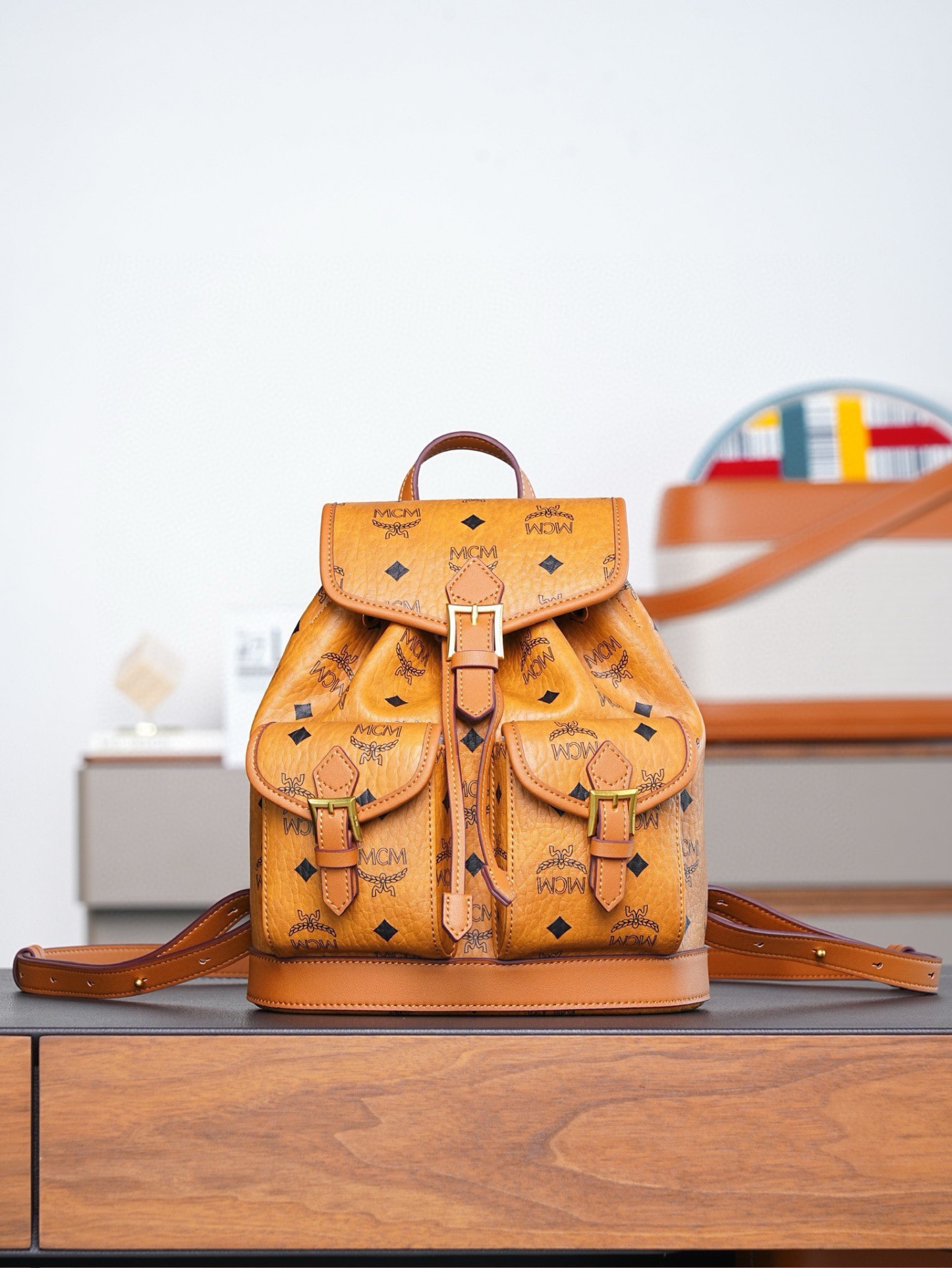 𝙈𝘾𝙈 𝘼𝙧𝙚𝙣 𝘿𝙧𝙖𝙬𝙨𝙩𝙧𝙞𝙣𝙜𝘽𝙖𝙘𝙠𝙥𝙖𝙘𝙠 𝙞𝙣 𝙑𝙞𝙨𝙚𝙩𝙤𝙨干邑色Mini#抽绳双肩背包🎒这款Visetos经典花纹人造革抽绳双肩背包采用搭扣五金件装饰及天然皮革饰边设计。
品牌经典水桶包款式以精致的经典干邑色双肩背包形式焕新呈现，由经典Visetos人造革及天然皮革制成。这款便携包袋的设计独具特色，拥有多个隔层，并饰有以慕尼黑巴伐利亚钻石为灵感的搭扣五金件。