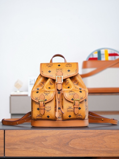 𝙈𝘾𝙈 𝘼𝙧𝙚𝙣 𝘿𝙧𝙖𝙬𝙨𝙩𝙧𝙞𝙣𝙜𝘽𝙖𝙘𝙠𝙥𝙖𝙘𝙠 𝙞𝙣 𝙑𝙞𝙨𝙚𝙩𝙤𝙨干邑色Mini#抽绳双肩背包🎒这款Visetos经典花纹人造革抽绳双肩背包采用搭扣五金件装饰及天然皮革饰边设计。
品牌经典水桶包款式以精致的经典干邑色双肩背包形式焕新呈现，由经典Visetos人造革及天然皮革制成。这款便携包袋的设计独具特色，拥有多个隔层，并饰有以慕尼黑巴伐利亚钻石为灵感的搭扣五金件。