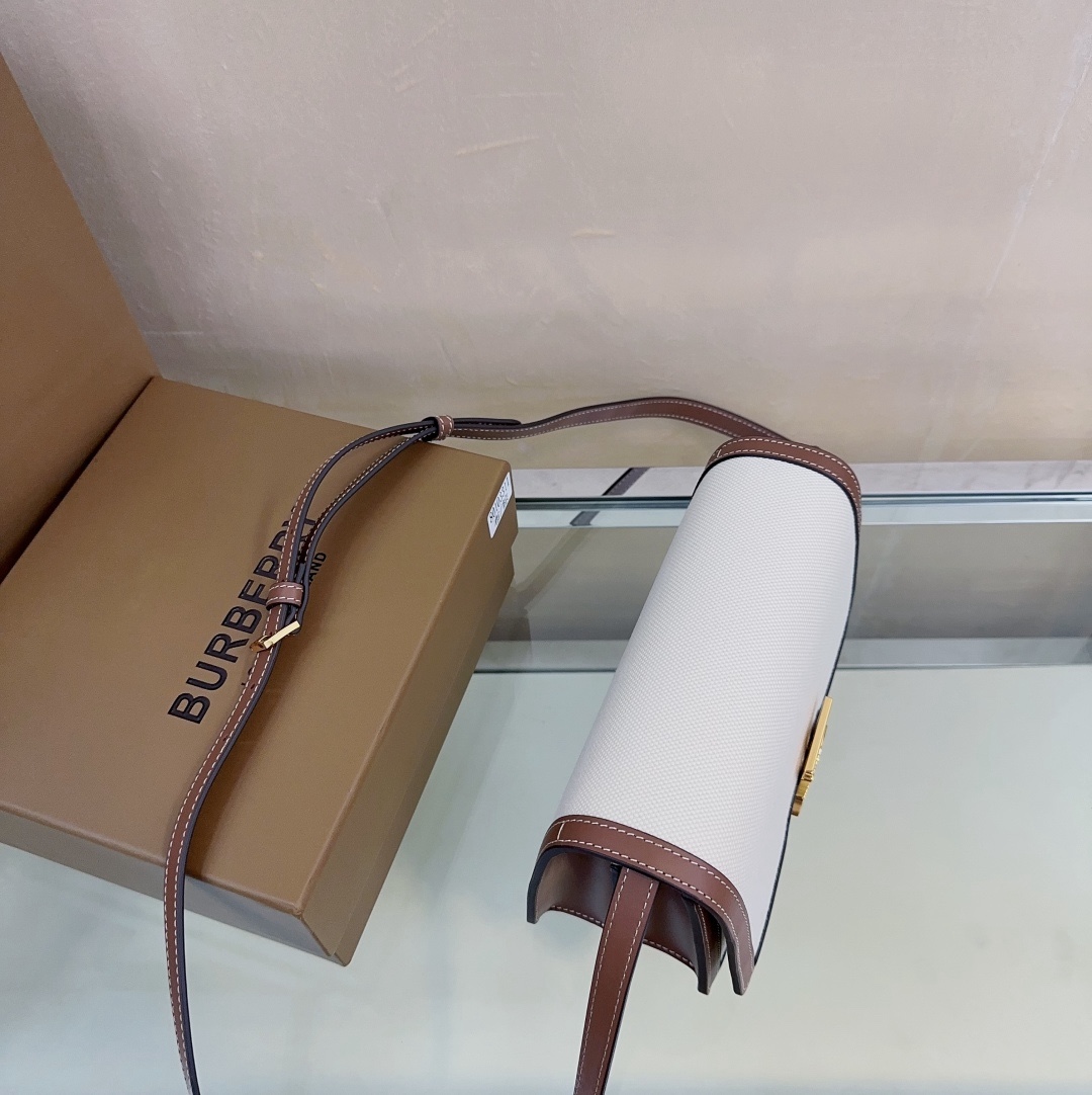 【21cm】B家專屬標識雙色帆布拼皮鎖扣包 版型立挺的單肩包，鎖扣裝飾 Thomas Bur 靈感專屬標識。隨心變換為斜背包或手拿包造型。
尺寸:W21 x H16 x D6cm🌟型號3311