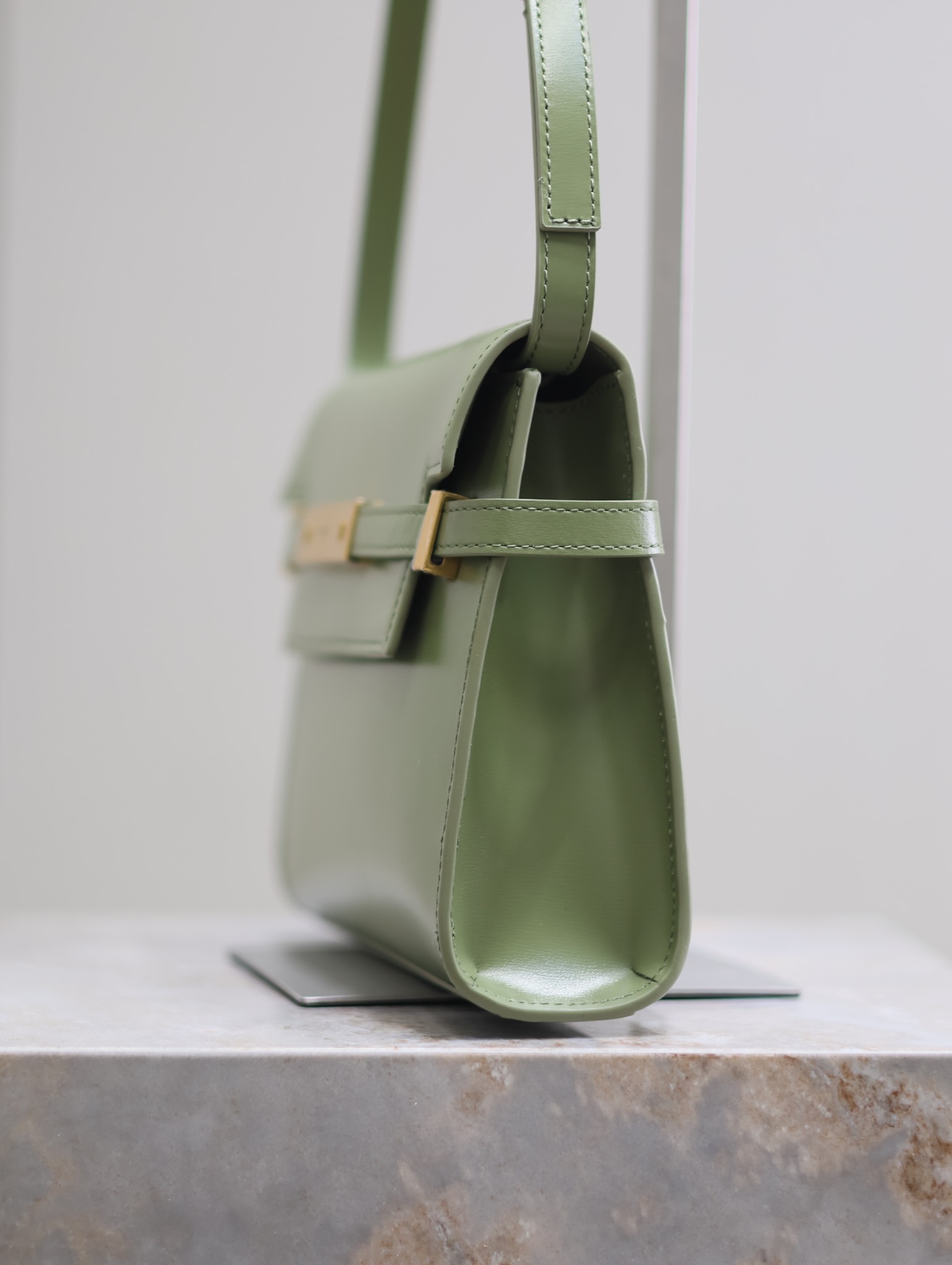 Manhattan_24cm
專櫃同步新款Manhattan法棍包小號24cm全新到貨！最新包型翻蓋曼哈頓法棍包，一改以往經典的logo，取而代之低調簡約的設計風格，它有點像H家的凱莉，很有復古的味道！商務➕休閒兩者結合，總結起來就是百搭！可以手拿，可以單肩或斜挎，一包多用，滿足了商務型女士，又滿足了小女生的休閒！精心挑選的原廠皮、完美的走線、精緻的五金讓整個包包都散髮出高級的味道！
型號：675626
尺寸：24x17.5x6cm