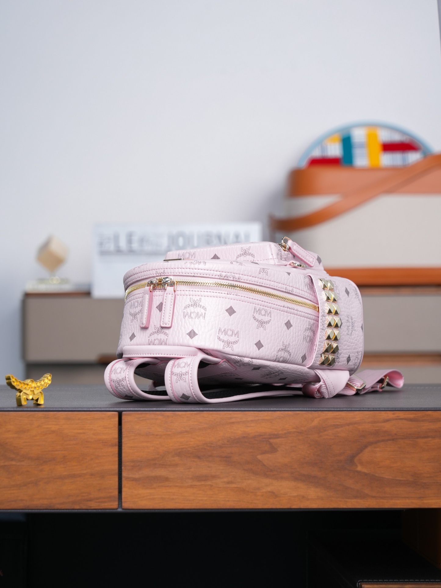 𝙈𝘾𝙈 𝙎𝙩𝙖𝙧𝙠 𝙎𝙞𝙙𝙚 𝙎𝙩𝙪𝙙𝙨𝘽𝙖𝙘𝙠𝙥𝙖𝙘𝙠 𝙞𝙣 𝙑𝙞𝙨𝙚𝙩𝙤𝙨
轻雾粉迷你号#铆钉双肩背包

新升级最高版本
·CP独家出品®️轻雾粉色
这款Visetos经典花纹人造革双肩背包采用金字塔形铆钉装饰及天然皮革饰边设计。
这款迷你Stark双肩包堪称便携包袋中的杰作，完美诠释了环球旅行者无拘无束的精神境界。包袋采用粉色Visetos人造革及皮革制成，因以精致方式收纳小型电子产品及配件而广为人知。多