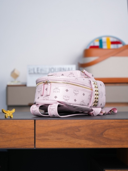 𝙈𝘾𝙈 𝙎𝙩𝙖𝙧𝙠 𝙎𝙞𝙙𝙚 𝙎𝙩𝙪𝙙𝙨𝘽𝙖𝙘𝙠𝙥𝙖𝙘𝙠 𝙞𝙣 𝙑𝙞𝙨𝙚𝙩𝙤𝙨
轻雾粉迷你号#铆钉双肩背包

新升级最高版本
·CP独家出品®️轻雾粉色
这款Visetos经典花纹人造革双肩背包采用金字塔形铆钉装饰及天然皮革饰边设计。
这款迷你Stark双肩包堪称便携包袋中的杰作，完美诠释了环球旅行者无拘无束的精神境界。包袋采用粉色Visetos人造革及皮革制成，因以精致方式收纳小型电子产品及配件而广为人知。多