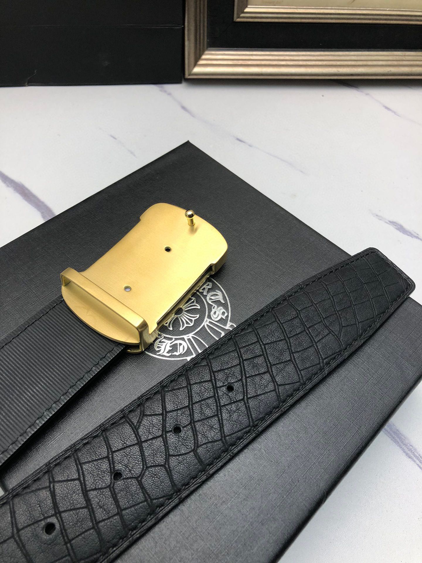 克羅星：原單頭層牛皮燙印花紋面，內襯頭層小牛皮底，搭配原單自動扣，可裁剪的自動帶，此款腰帶面雙採用意大利原定廠制進口牛皮帶身 ，對專版櫃足寬3.5