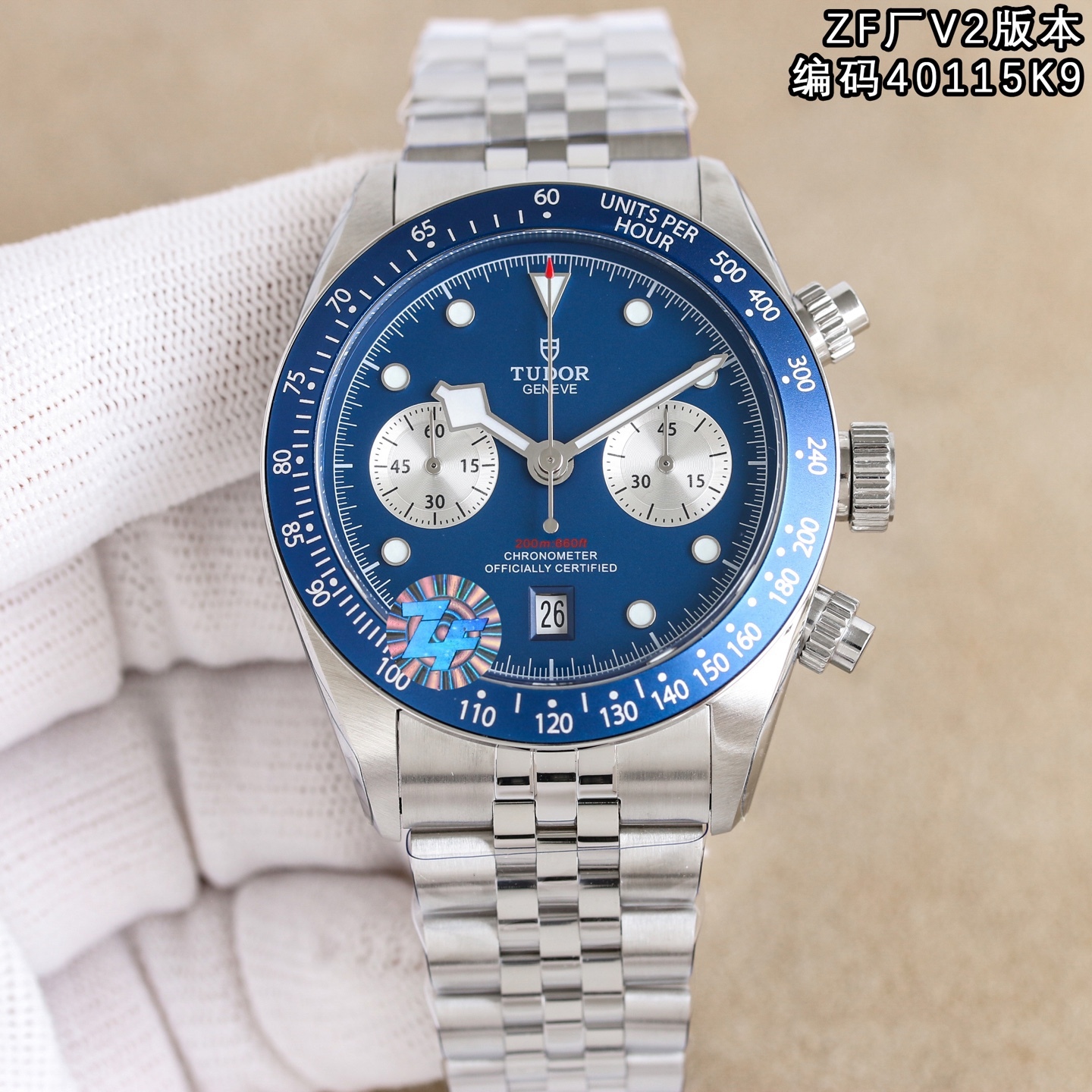 ZF新品—V2版本，帝舵全新碧灣計時型(Tudor ，腕表⌚️編碼40115K9，BlackBayChrono)腕表—經典元素與現代創新的精妙平衡,是真正意義上的“帝舵畢業款”。
🔥亮點🔥ZF是市場唯一一家日曆對版的廠家，日曆窗尺寸，日曆數字的字體和大小均與正品一致。
【表殼】ZF正品1:1開模41MM直徑採用316L精鋼表殼，表面拉絲和拋光工藝交交替處理，抗划痕性強，質感十足。配備起高工藝的黑色陽極氧化鋁測速計字外圈，旋入式表冠和密閉式底蓋，賦予腕表200米防水。
【錶盤】獨具匠心的錶盤設計