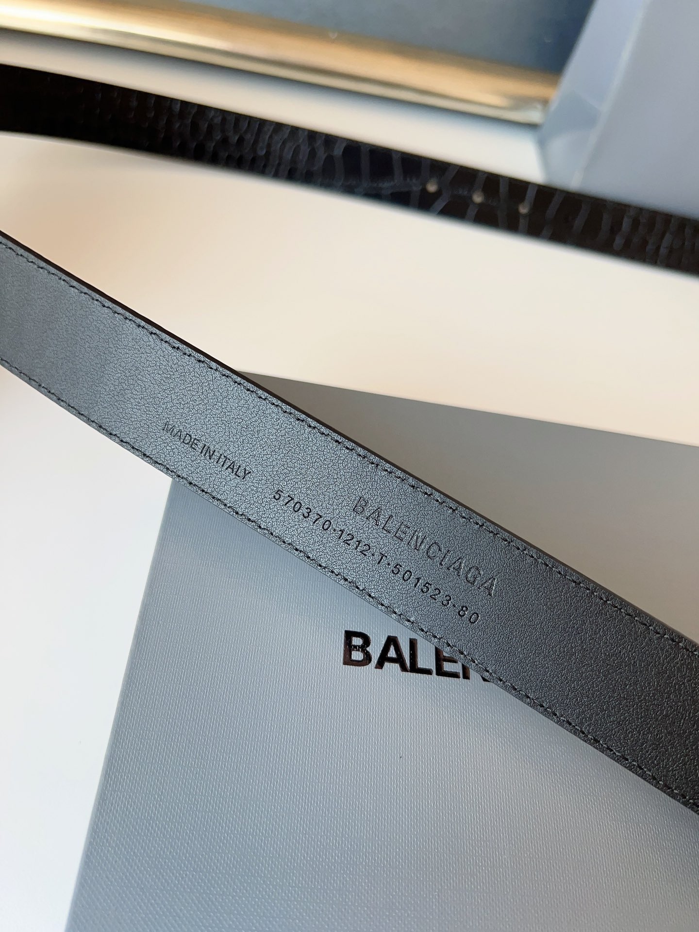 巴黎世家（Balenciaga）寬度3.0cm 是法國的奢侈品牌，作為時尚界最具影響力品牌之一的地位。設計師源於：都市時尚潮流獨特的設計風格，採用進口小牛皮製作；搭配純銅復古五金，使其更具魅力。值得擁有的百搭精品！