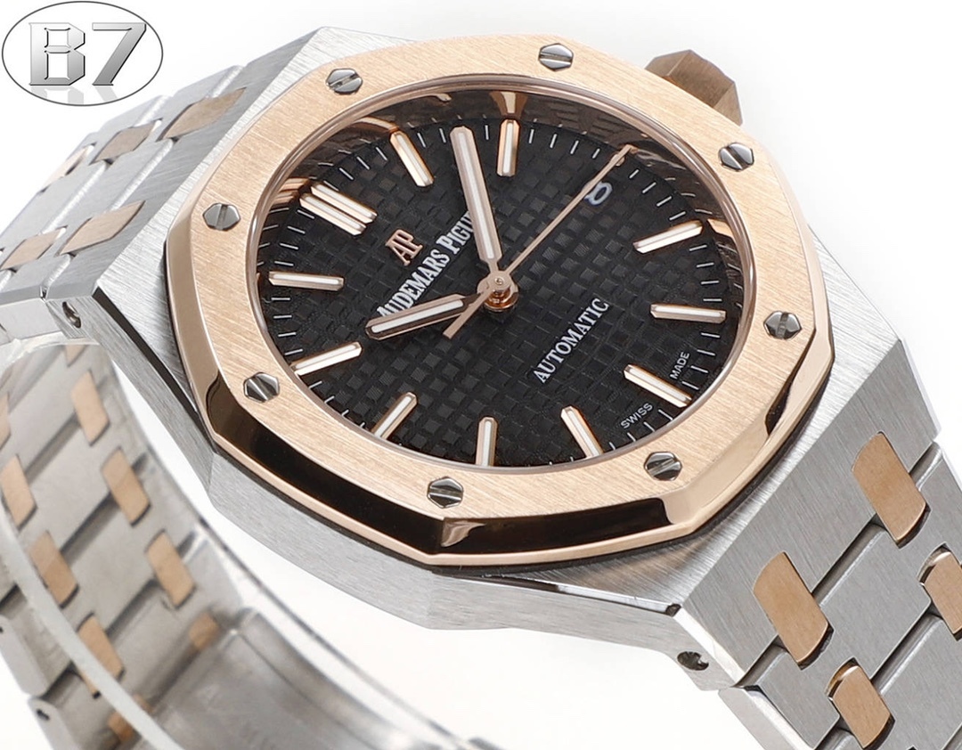 B7  Factory
AP愛彼 女款愛彼皇家橡樹 剔除機芯甲板多餘部分，使之變得更加鏤空——成就鋼表巔峰—— 實力演繹 衛冕“鋼”王！【6大精妙之處】1.正品拆解開模，尺寸為37毫米與正品一致！2.完美還原正品表殼的每一處細節，盡顯正品“稜角分明 堅毅果敢”的陽剛氣質。3.鋼帶的做工無可挑剔，比市面上任何鋼帶表做工均要更上一層樓，鋼帶頭粒和表頭銜接的“緩衝帶”的鬆緊程度與正品一模一樣。4.自動陀的與原裝致敬，是市面唯一做到顏色於原裝一致的版本（市面一般版本均偏紅）其上的ap族徽雕刻獨一無二。