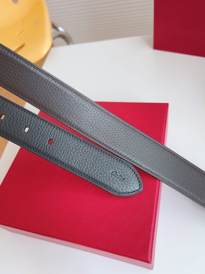 
Cartier（卡地亞）憑借匠心傑作展現與眾不同的美感，融合精湛工藝與經典設計，演繹雋永風格；瀟灑不羈，果敢獨立！此款式易搭配服飾；休閒正裝兩相宜。皮帶寬度：35mm