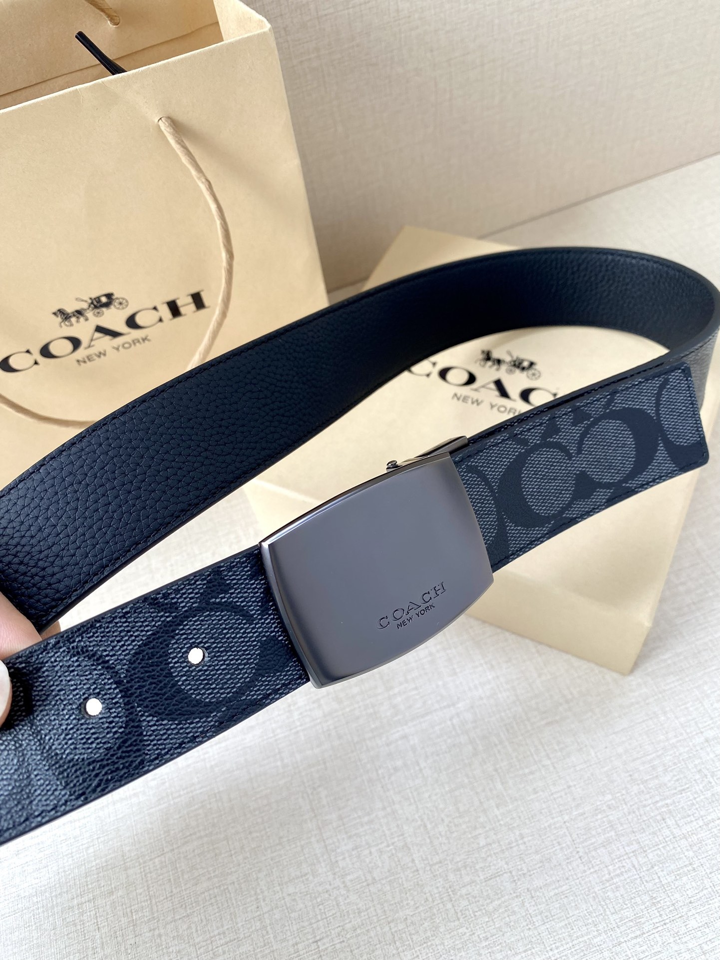 寬度3.8cm COACH 這款雙面腰帶一面為經典標誌帆布材質，另一面為精制皮革材質，配有標誌性扣件，將兩種外形合二為一。通過簡單的說明，可用剪刀剪裁至完美合身度。
標誌印花配頭層牛皮
可裁剪
雙面
38M (寬)