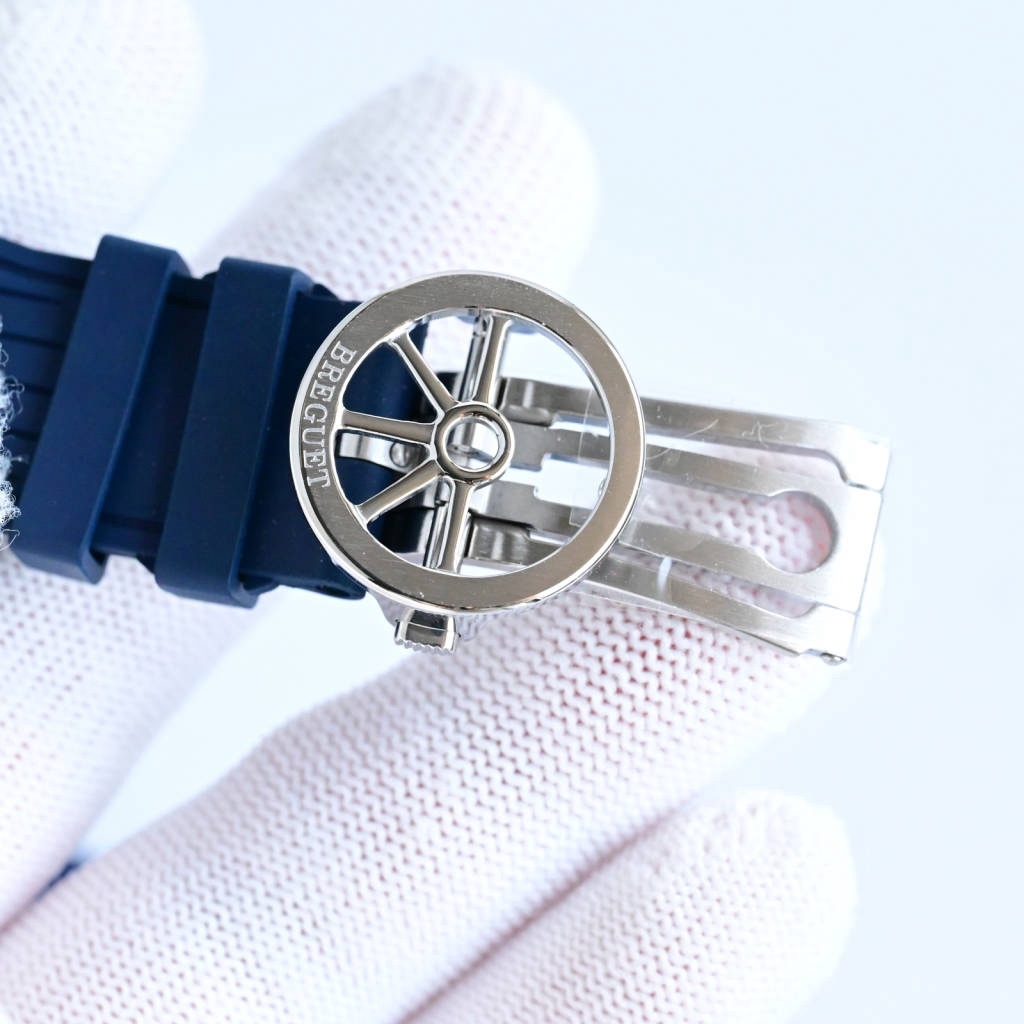 CF新品發佈會，寶璣-Breguet
航海MARINE航海系列5517款腕表，航海天文鐘的起源作品，“時計本是兵家利器”說的就是這款腕表，鐘錶界的巨作。工廠全面抄寫原裝數據，98%還原殼型字面，彰顯原裝優雅硬朗的氣質，原裝同款777A自動機械機芯，鐫刻獨立編號與寶璣先生簽名。直徑40毫米。正反均為藍寶石防刮玻璃，旋入式防水錶冠。實測防水深度100米。搭配飾有太陽放射紋錶盤，配裝進口天然橡膠錶帶，以零頭的價格給您帶來原裝超值體驗。