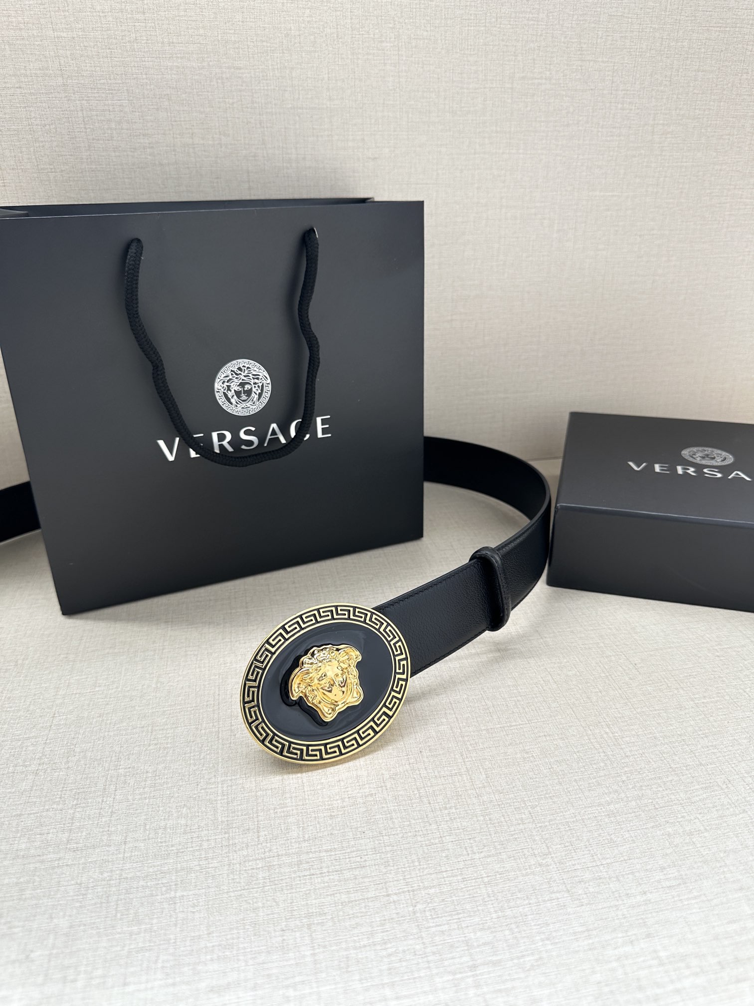 寬度：4.0cm （範思哲） 此款橢圓五金配件、腰帶飾有標誌性的Versace美杜莎頭像扣，彰顯品牌格調。是一款精美的衣櫥必備單品。