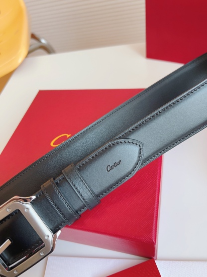 
Cartier（卡地亞）憑借匠心傑作展現與眾不同的美感，融合精湛工藝與經典設計，演繹雋永風格；瀟灑不羈，果敢獨立！此款式易搭配服飾；休閒正裝兩相宜。皮帶寬度：35mm