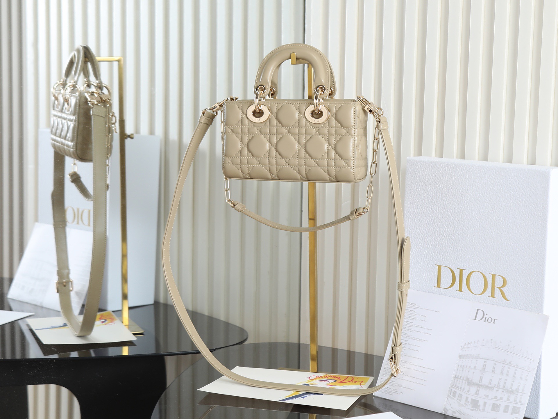 原廠級 奶茶色 迷你尺寸
𝗗𝗶𝗼𝗿 𝗗-𝗝𝗼𝘆 𝗯𝗮𝗴羊皮2025款新款
時尚果然就是輪回，回歸了一把中古戴妃
長方包形，短鏈條➕細長肩帶直接封神！！
復古時髦感超強，真是什麼場合都可以把住
絕對是lady中的天花板了，強勢出圈啦姐妹們
款號：0636
尺寸：19x10.5x5.5cm
