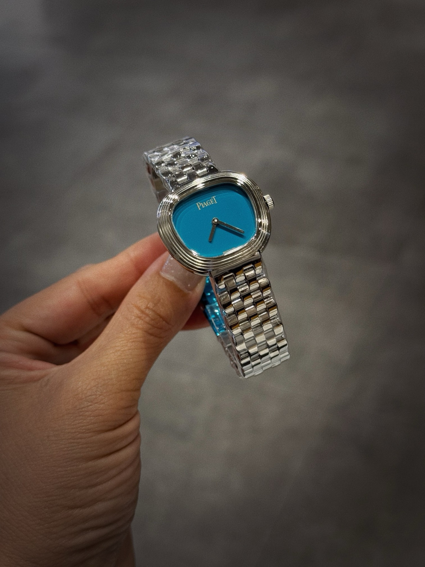 A8 factory•伯爵全新腕表 ﻿ #PiagetSixtie鎏金悅影系列 ﻿ 在瑞士鐘錶展「鐘錶與奇跡」閃亮登場！這款腕表游走於非凡制表工藝與黃金工藝之間，簡直是時尚與藝術的完美結合。Sixtie腕表採用獨特的梯形設計，重新詮釋1960年代末大膽華麗的風格，展現出獨特的魅力與優雅。
✨Sixtie系列腕表
✨直徑29毫米,
✨CNC數控雕刻精鋼梯形表殼
✨專櫃同步超薄厚度僅僅7mm
✨銀色太陽緞面打磨錶盤
✨316L精鋼錶鏈,搭載伯爵進口石英機芯  
認准A8出品！必屬精品！大廠品質！歡迎轉載！