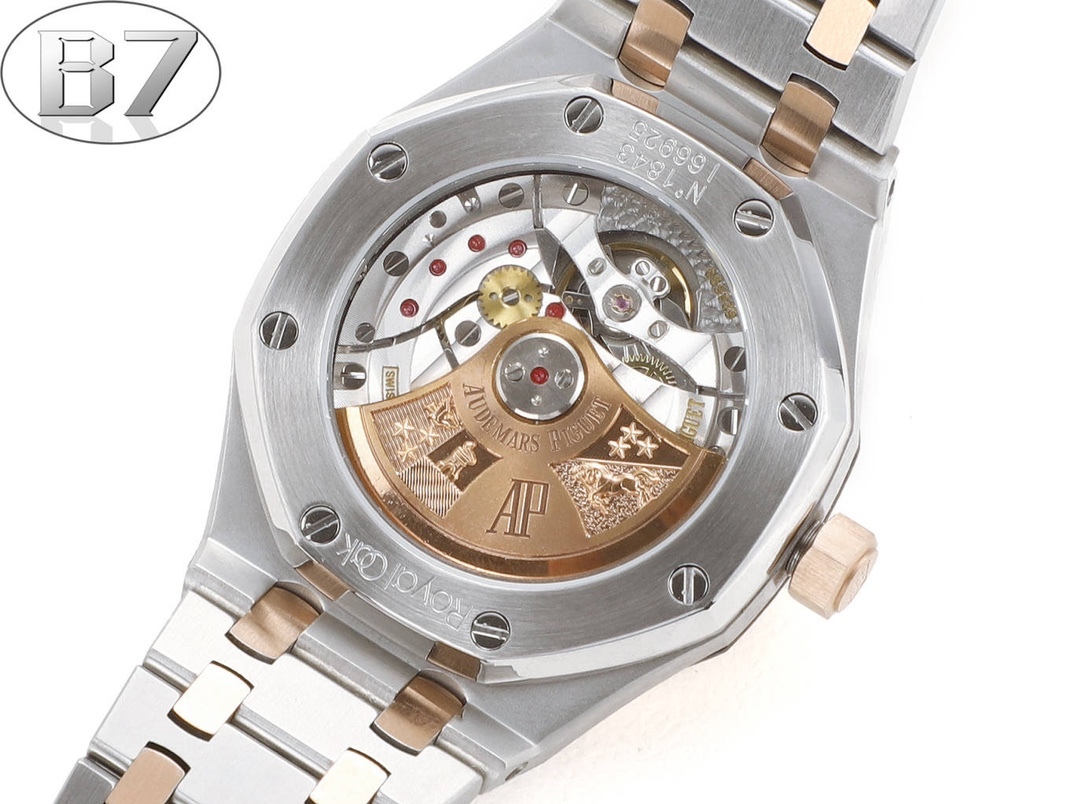 B7  Factory
AP愛彼 女款愛彼皇家橡樹 剔除機芯甲板多餘部分，使之變得更加鏤空——成就鋼表巔峰—— 實力演繹 衛冕“鋼”王！【6大精妙之處】1.正品拆解開模，尺寸為37毫米與正品一致！2.完美還原正品表殼的每一處細節，盡顯正品“稜角分明 堅毅果敢”的陽剛氣質。3.鋼帶的做工無可挑剔，比市面上任何鋼帶表做工均要更上一層樓，鋼帶頭粒和表頭銜接的“緩衝帶”的鬆緊程度與正品一模一樣。4.自動陀的與原裝致敬，是市面唯一做到顏色於原裝一致的版本（市面一般版本均偏紅）其上的ap族徽雕刻獨一無二。