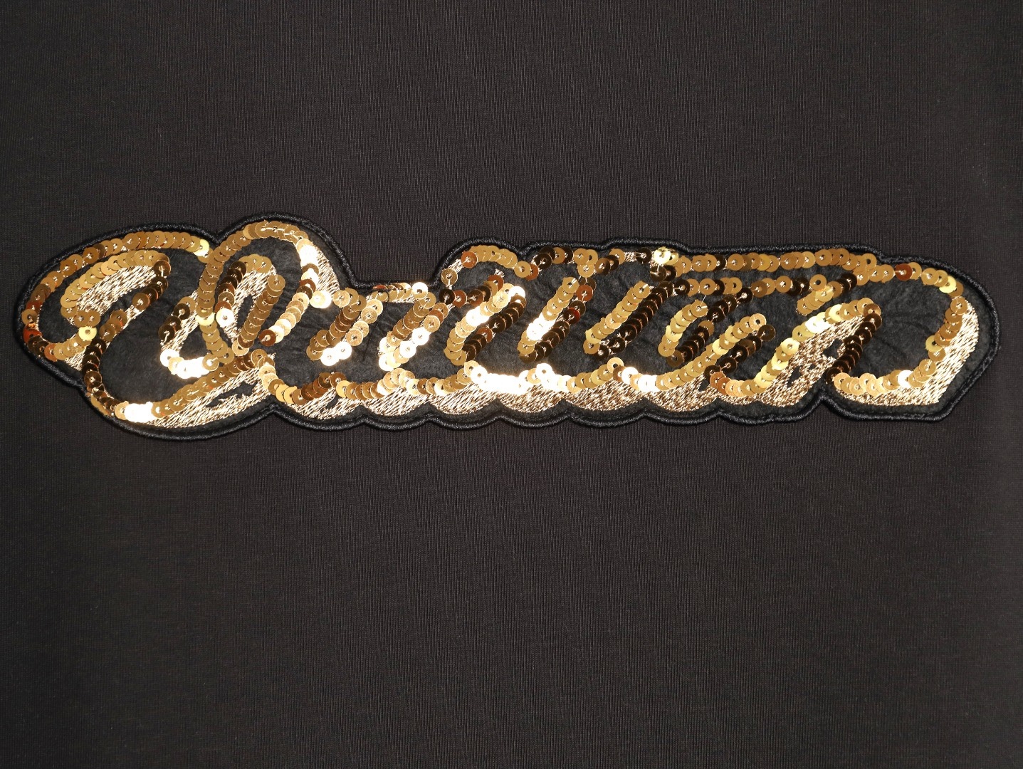 🔝LOUIS VUITTON LV 亮片字母特種刺繡短袖T恤
正品購入，26支雙紗全棉精梳棉220克，1*1索羅娜羅紋280克，特種刺繡，面料酵洗，定制亮片、章仔、商標，合身版型
B Size：S-XL