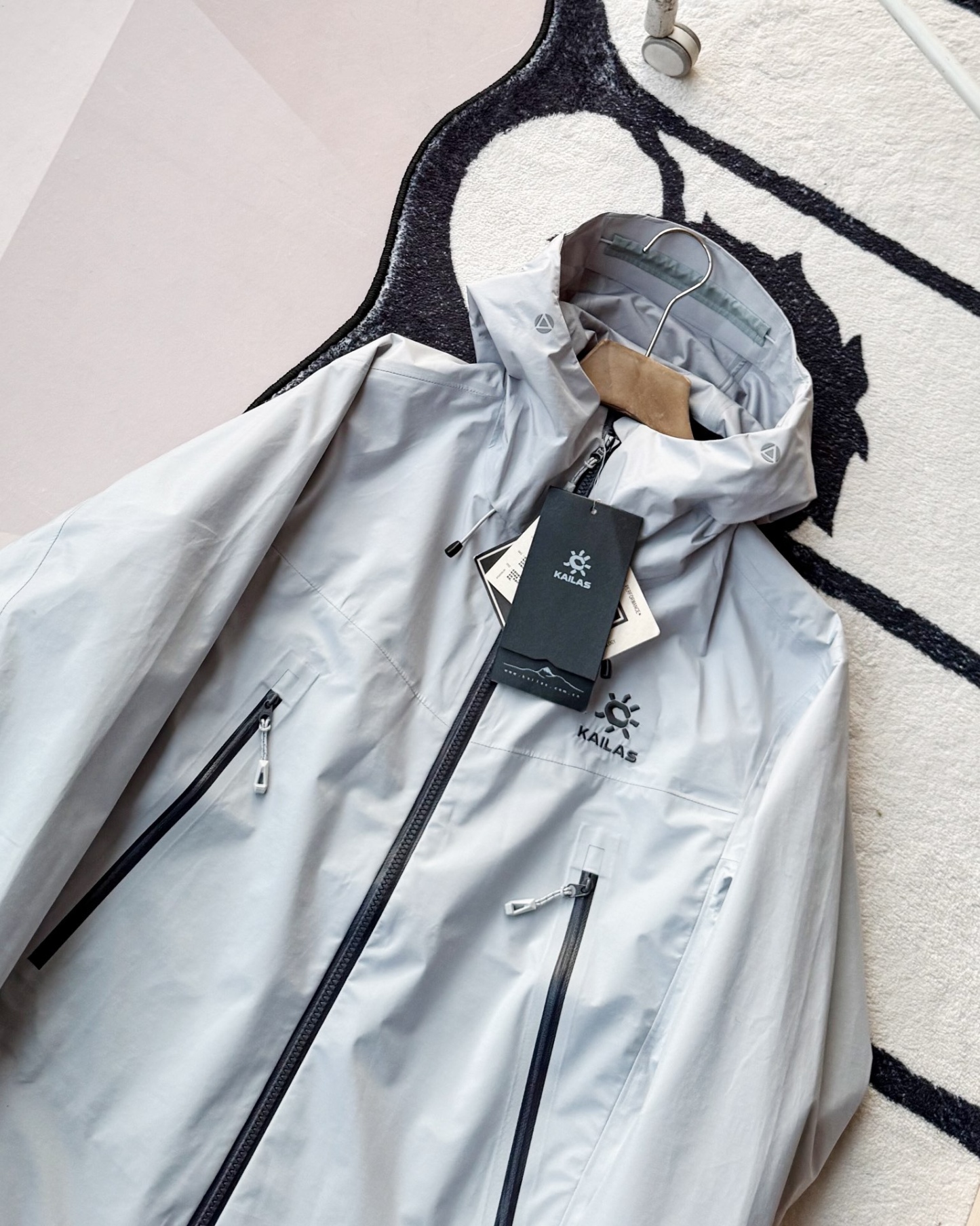 KAILAS凱樂石博格達衝鋒衣！防風防水透氣保溫，六色可選！面料採用與100D Gore-Tex Pro同級防護科技，人性化剪裁設計立體剪裁在肩部、肘部預留充足活動空間，背負重包時也不會束縛動作。風帽後側設有抽繩調節系統，暴雨時收緊可防止雨水糊臉；袖口採用鈎環固定，大幅活動時不易移位。透氣與輕量平衡腋下雙拉鍊設計能在運動時形成有效通風。整體重量控制得當，長途徒步不會造成負擔。可拆卸內膽：三合一設計最驚喜的是羽絨內膽
羽絨內膽特別輕便，保暖效果很好；可拆卸，很方便穿脫，拆掉羽絨內膽，就是一件風殼