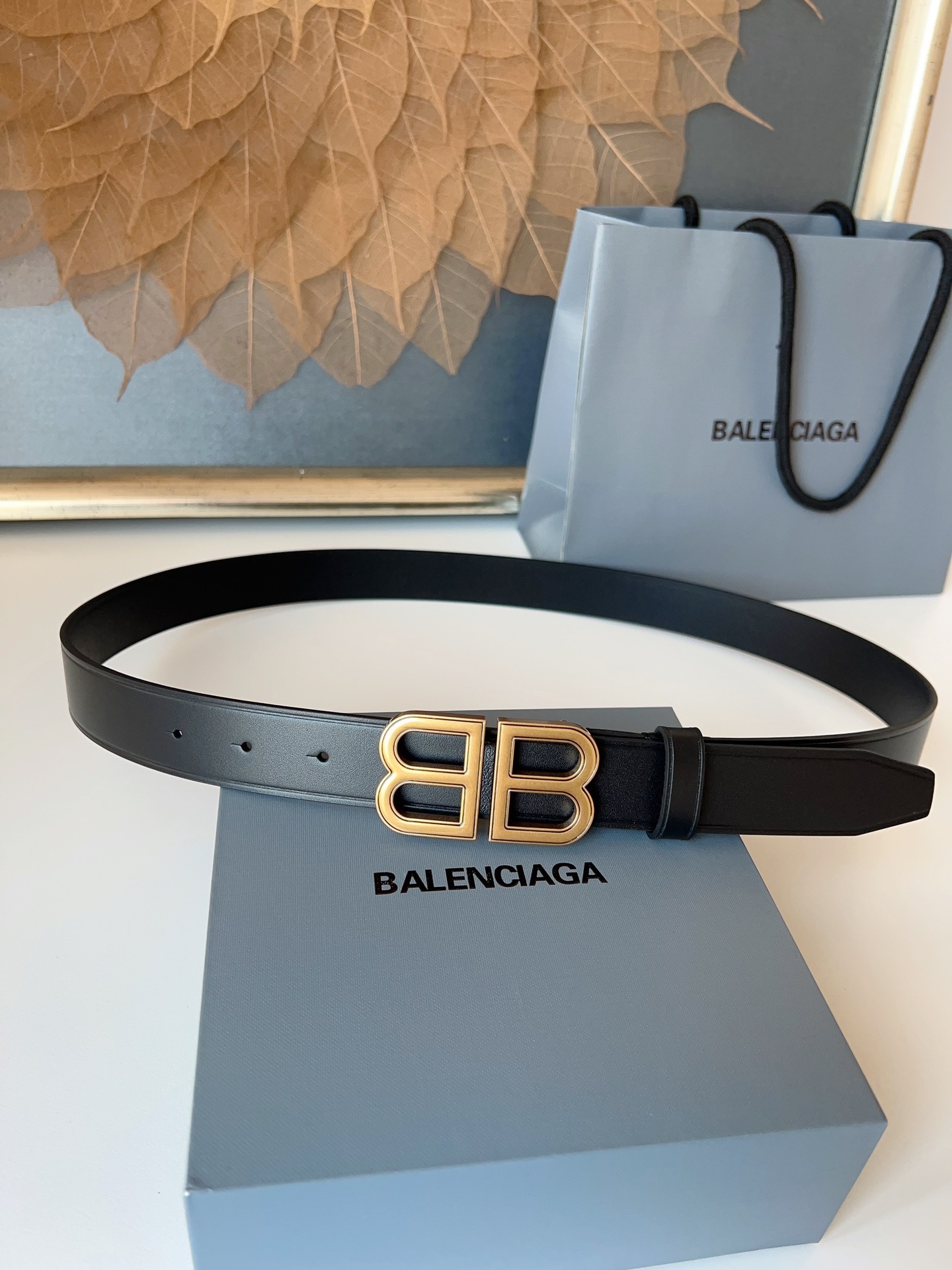 巴黎世家（Balenciaga）寬度3.0cm 是法國的奢侈品牌，作為時尚界最具影響力品牌之一的地位。設計師源於：都市時尚潮流獨特的設計風格，採用進口小牛皮製作；搭配純銅復古五金，使其更具魅力。值得擁有的百搭精品！