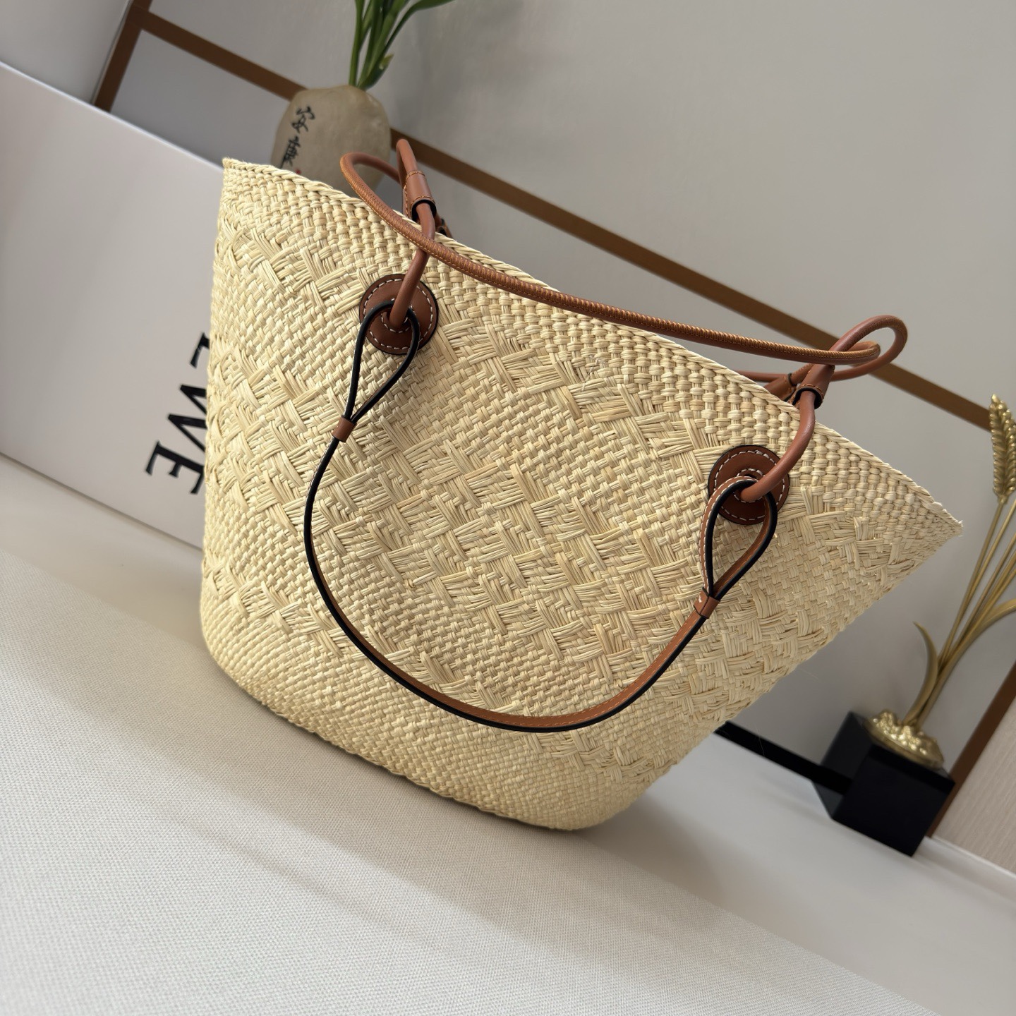 LO℮w℮🆕（高版本）進口原材料 肩帶全部升級🧺伊拉卡棕櫚纖維和牛皮革 Anagram Basket 手袋*一個傳統的籃子手袋*帶有經典的手工編織包身，管狀牛皮革帶子和頂部提手*以及一塊牛皮革 Anagram 壓紋貼片這個版本採用伊拉卡棕櫚製成，這種棕櫚樹在哥倫比亞種植、收穫並曬乾，然後由公平貿易原則指導的 Corporación Oficio y Arte 組織的女工匠編織。肩背或頂部提手攜帶*牛皮革系帶開合*可以使用個性化掛飾和帶子進行定制*無襯里*由於手工製作，尺寸可能略有不同，使每次購買都