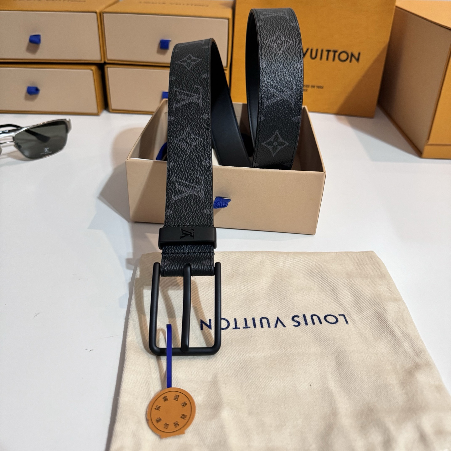 
寬度：3.5cm Frog 雙面腰帶以創意筆觸展現千禧潮流風範，巧妙致敬鄉村搖滾文化。做舊皮革令 Damier 格紋流露復古韻致，圓潤方形搭扣回溯品牌經典硬箱元素🆚