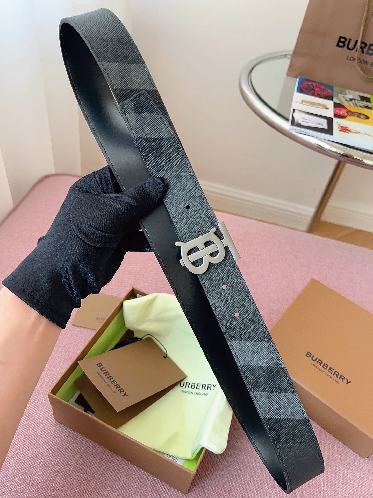 
Burberry博柏利品牌始終秉承傳統精髓，彰顯卓爾不凡的匠制工藝，優雅率性的英倫設計與銳意革新的時尚理念。3.5cm