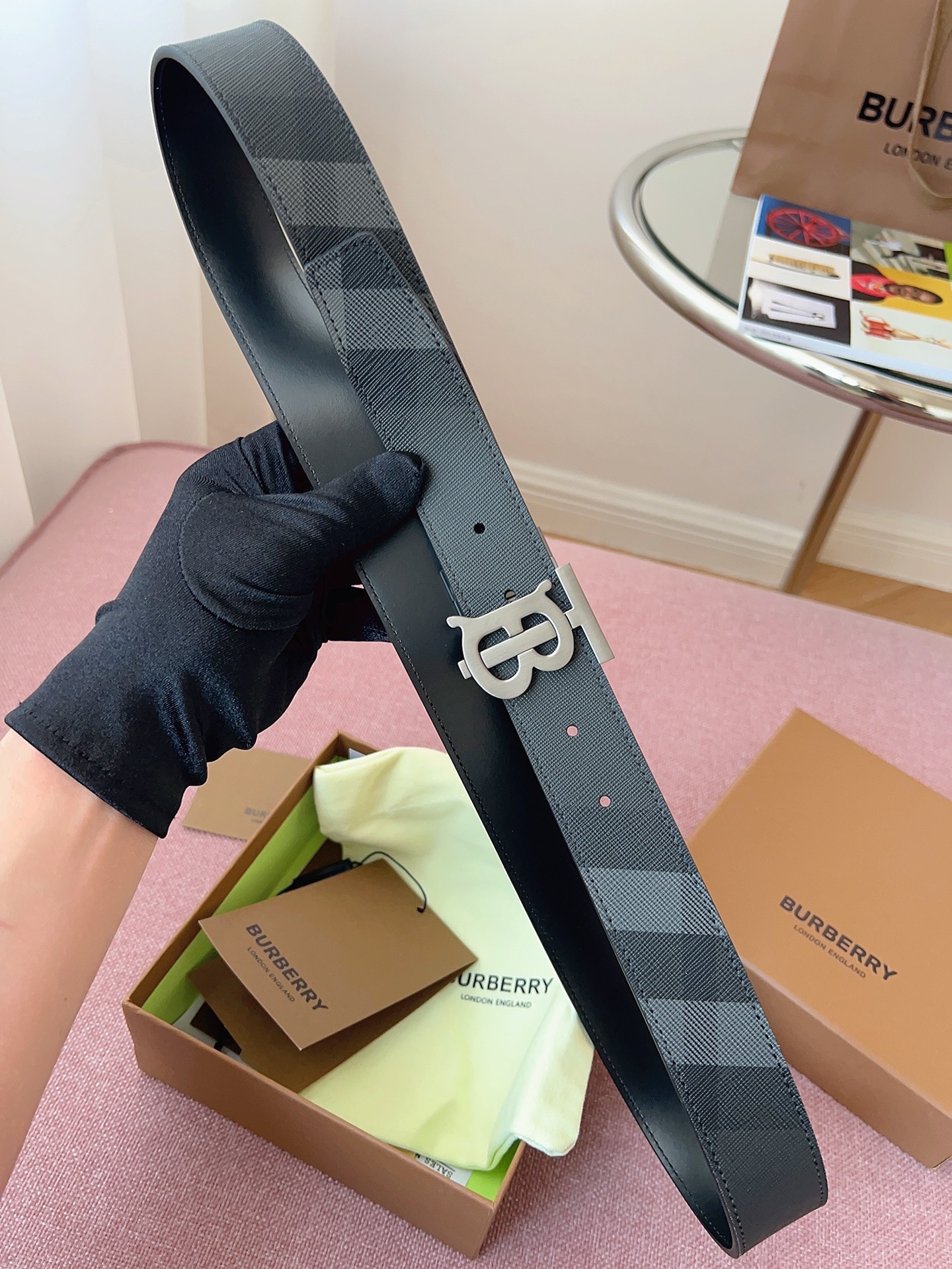 
Burberry博柏利品牌始終秉承傳統精髓，彰顯卓爾不凡的匠制工藝，優雅率性的英倫設計與銳意革新的時尚理念。3.5cm