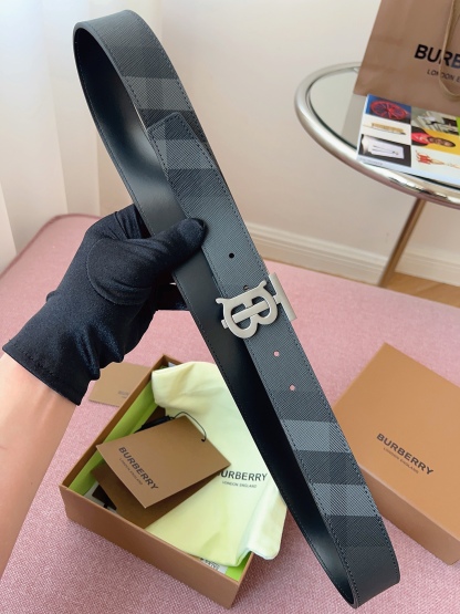 
Burberry博柏利品牌始終秉承傳統精髓，彰顯卓爾不凡的匠制工藝，優雅率性的英倫設計與銳意革新的時尚理念。3.5cm