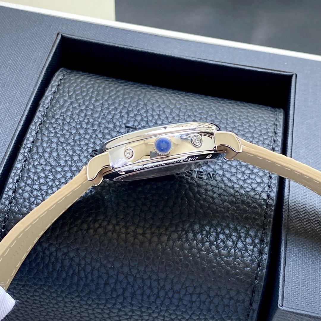 🔥顏值巔峰  傾情演繹🔥
IWC旗下最耀眼的明星，萬年一瞬，品鑒IWC萬國柏濤菲諾萬年曆腕表！
1⃣️ 【機芯】採用3836-2型自制機芯，其機芯運轉穩定，月相處更是1:1還原正品，在光線下月相中的星星太陽更是明亮發光，走時精准，幾乎零返修！
2️⃣【表殼】正品開模，1:1完美還原！腕表尺寸40mm，整個表殼採用獨家研發的CNC精磨工藝，與原裝工藝效果如出一轍！
3️⃣【錶盤】錶盤12刻度細節精益求精，1:1還原鍍銀錶盤，9位更是1:1還原閏年設計，採用雙面防反光拱形鍍膜鏡面，使其整體錶盤質感更佳