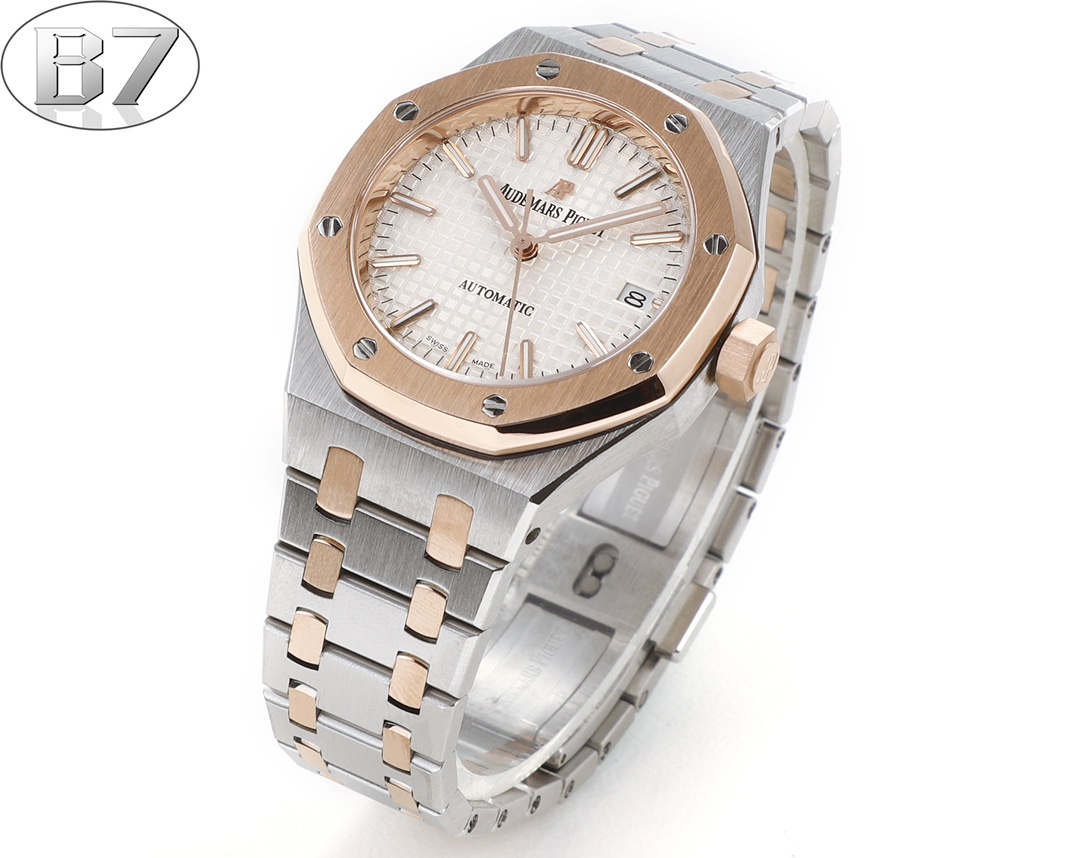 B7  Factory
AP愛彼 女款愛彼皇家橡樹 剔除機芯甲板多餘部分，使之變得更加鏤空——成就鋼表巔峰—— 實力演繹 衛冕“鋼”王！【6大精妙之處】1.正品拆解開模，尺寸為37毫米與正品一致！2.完美還原正品表殼的每一處細節，盡顯正品“稜角分明 堅毅果敢”的陽剛氣質。3.鋼帶的做工無可挑剔，比市面上任何鋼帶表做工均要更上一層樓，鋼帶頭粒和表頭銜接的“緩衝帶”的鬆緊程度與正品一模一樣。4.自動陀的與原裝致敬，是市面唯一做到顏色於原裝一致的版本（市面一般版本均偏紅）其上的ap族徽雕刻獨一無二。