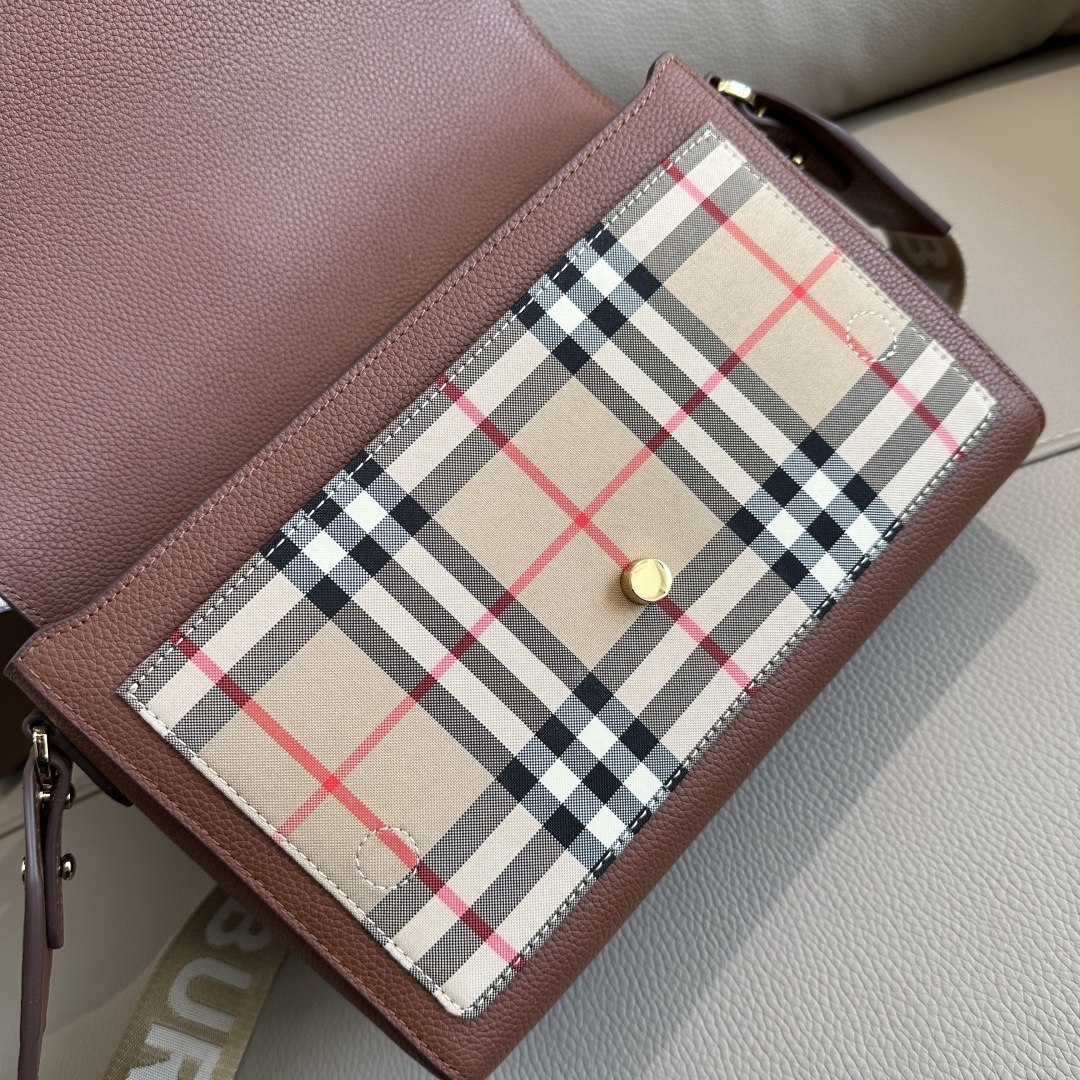 B家精巧字母寬肩帶斜跨包，選用粒紋皮革與 Vintage 復古格紋打造，設有徽鐫標刻按扣。搭配拆可式背帶，點綴花提精紡的品牌徽標。隨心變為換肩背包或手拿造包型。25 x 8.5 x 18cm🌟型號9061